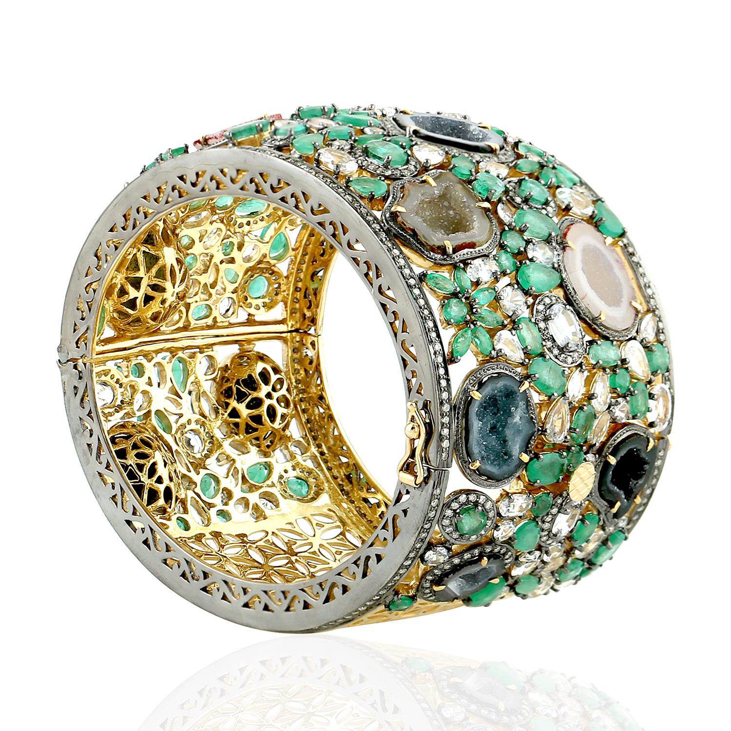 Art nouveau Bracelet manchette de style ornemental serti d'émeraudes, de saphirs géométriques et de diamants pavés en vente