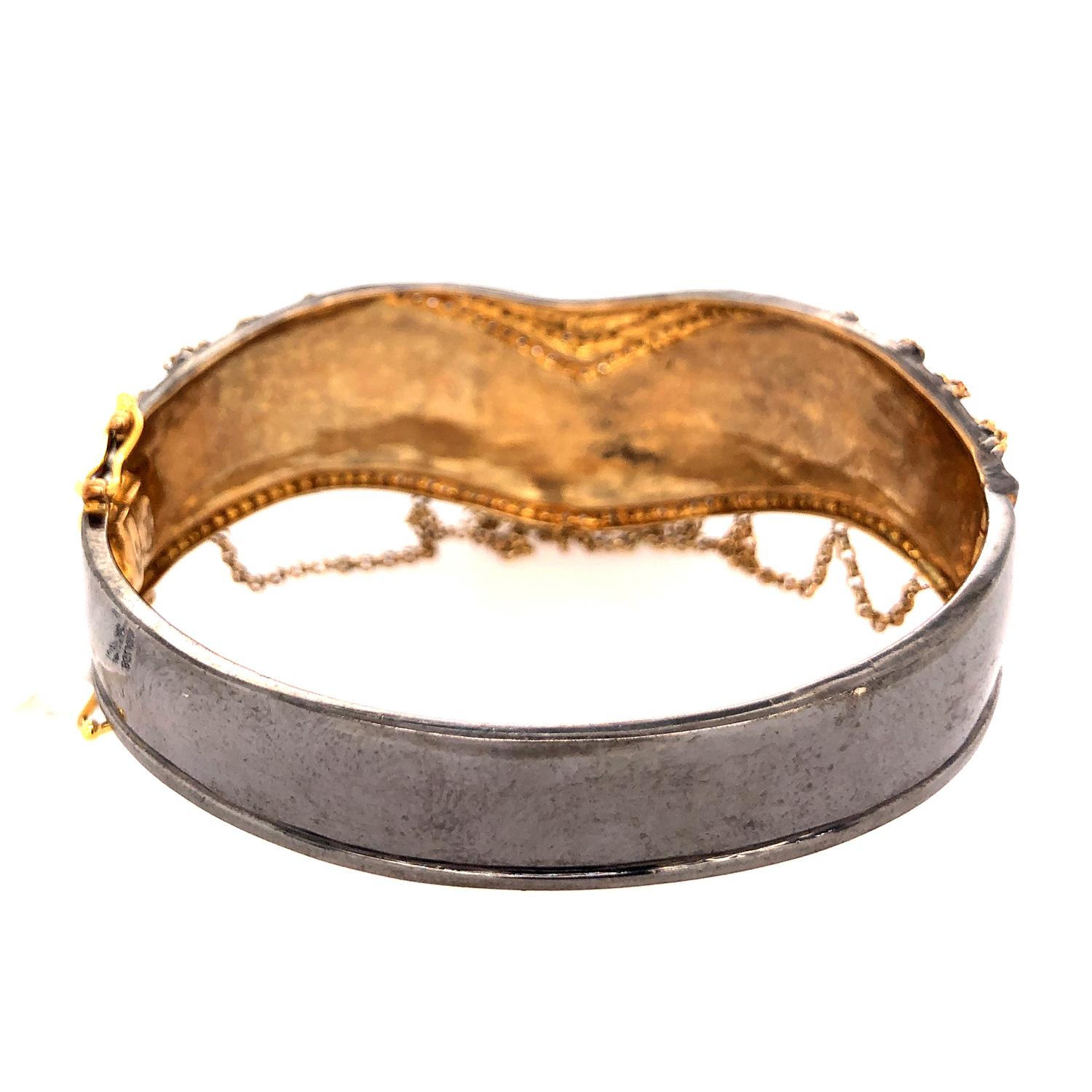 Manschettenarmband im Ornamental-Stil mit Pavé-Diamanten aus Gold und Silber (Rundschliff) im Angebot