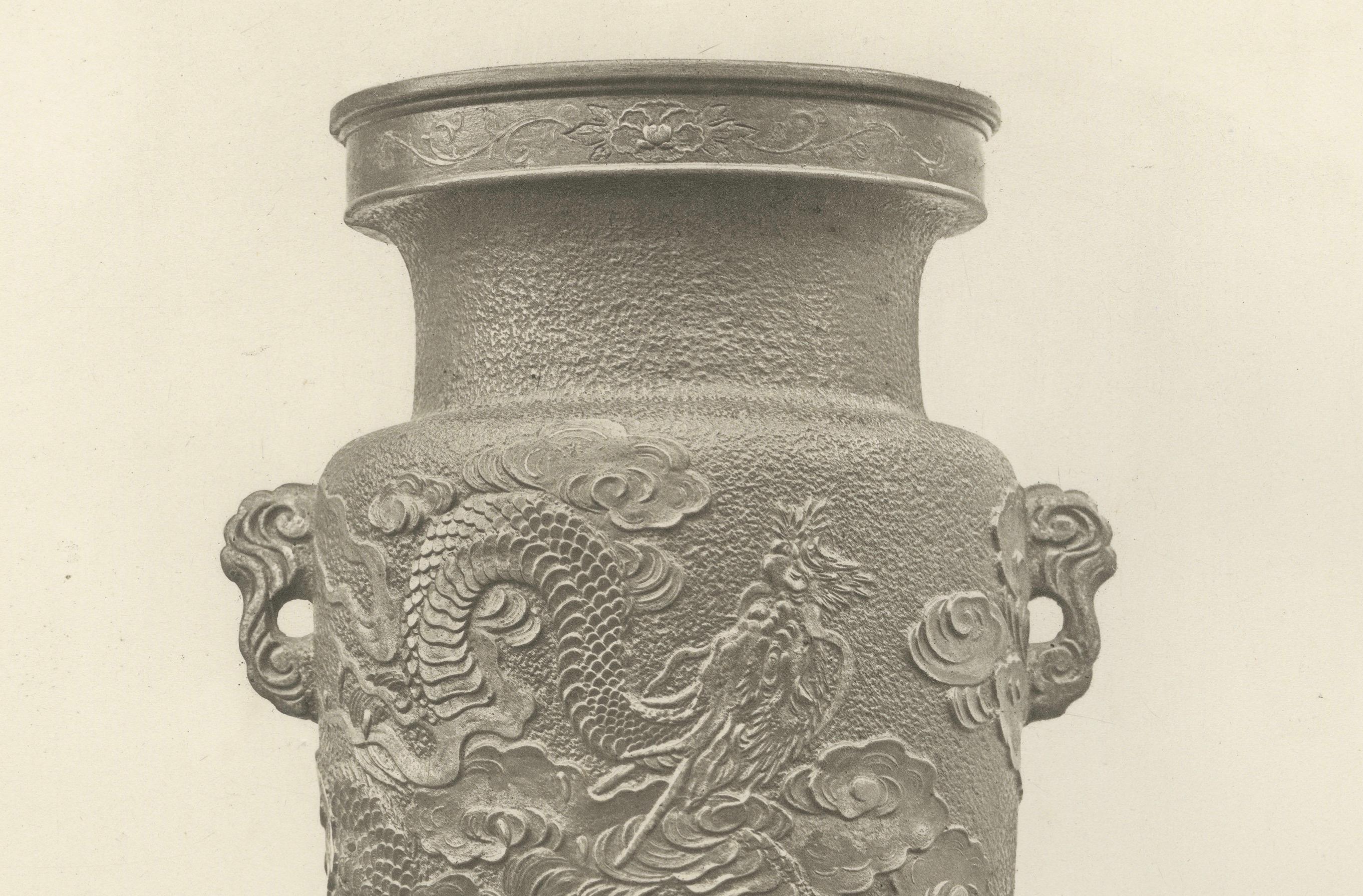 Fin du XIXe siècle The Ornamental Vase with Dragon Motif - Audsley's Japanese Art Series, 1884 en vente