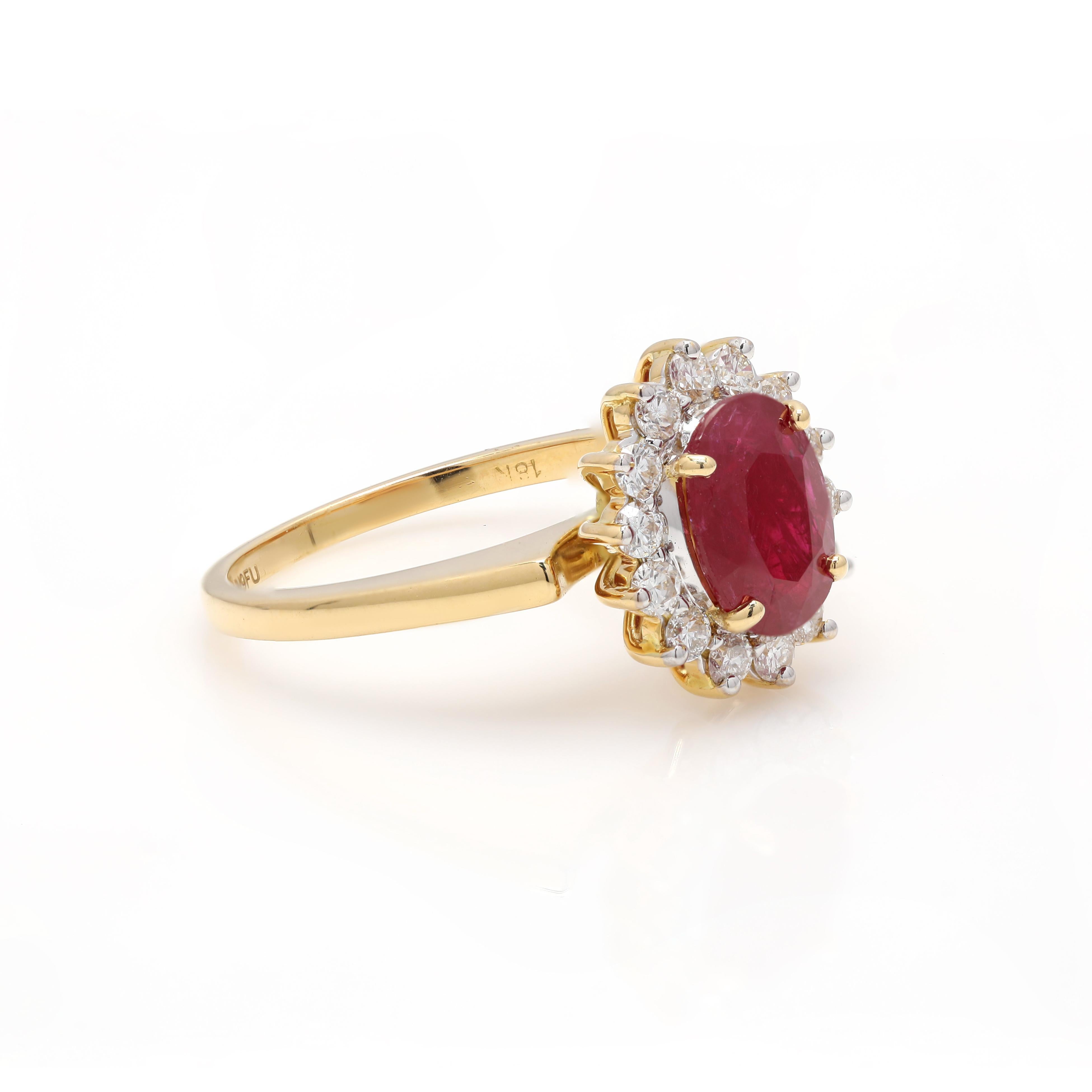 En vente :  Bague en or jaune massif 18 carats, rubis rouge profond de 1,83 carat et diamant halo 2