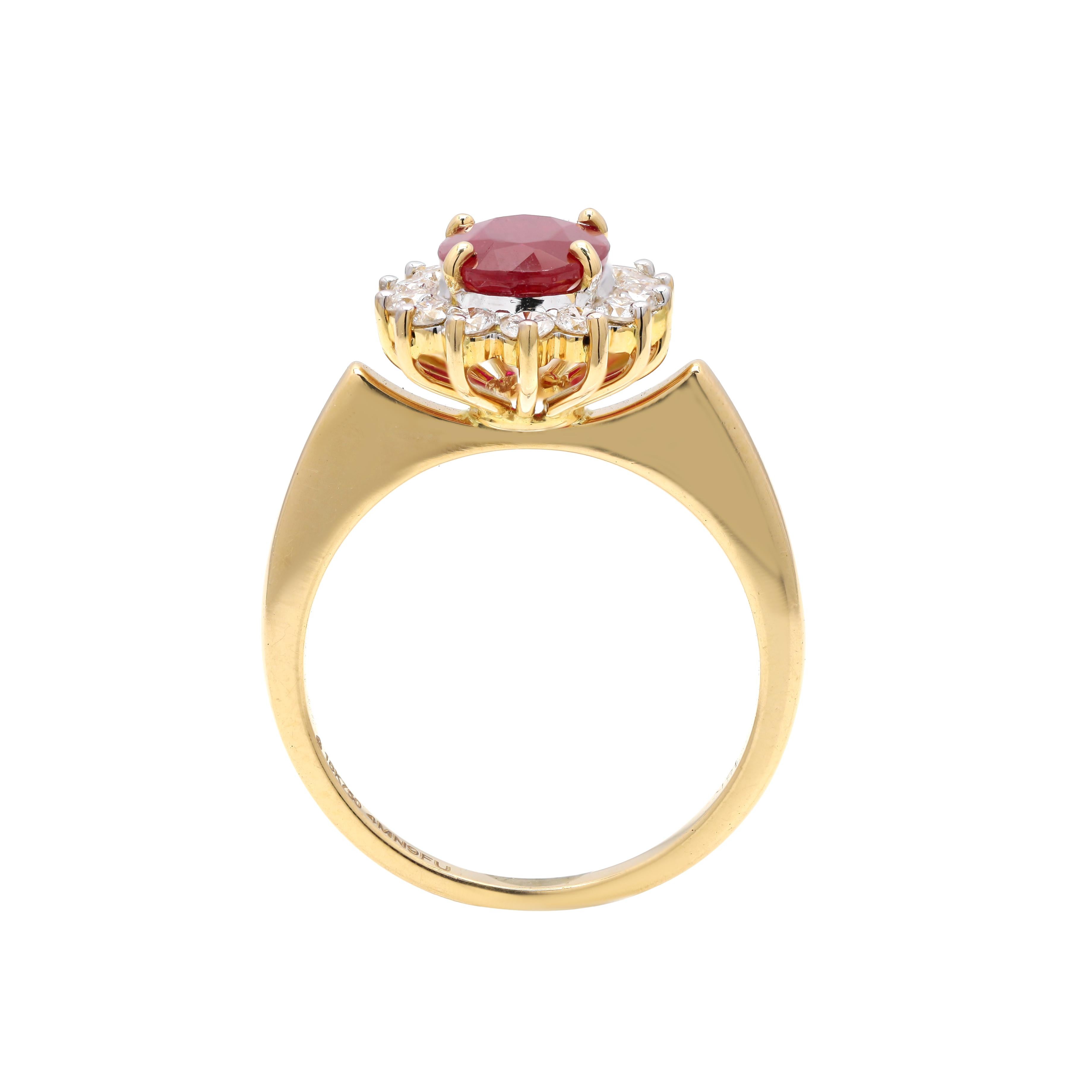 En vente :  Bague en or jaune massif 18 carats, rubis rouge profond de 1,83 carat et diamant halo 4