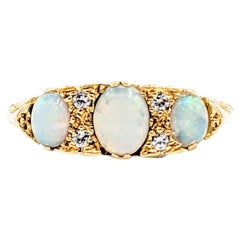 Verzierter Ring aus 18 Karat Opal mit Schnörkelmuster und Diamanten