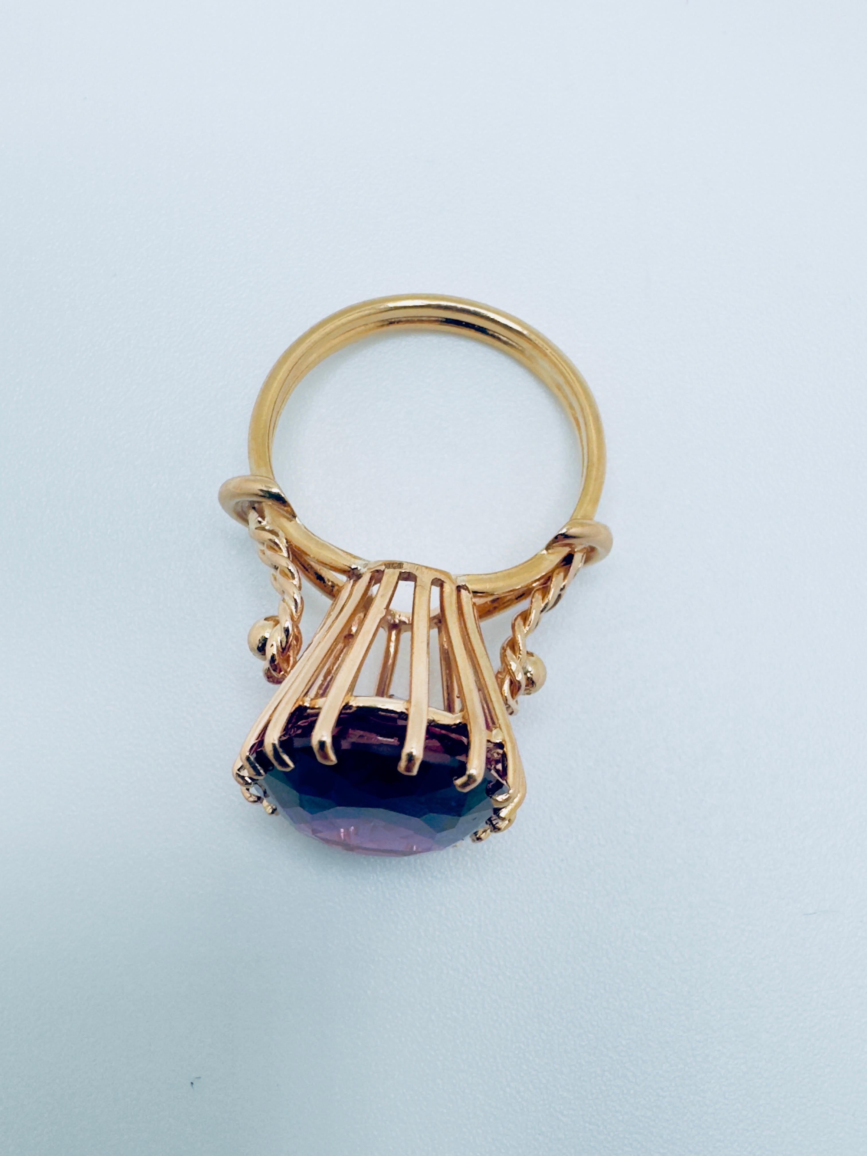 Art déco Bague en or jaune 18K ornée d'alexandrites synthétiques en filigrane en vente