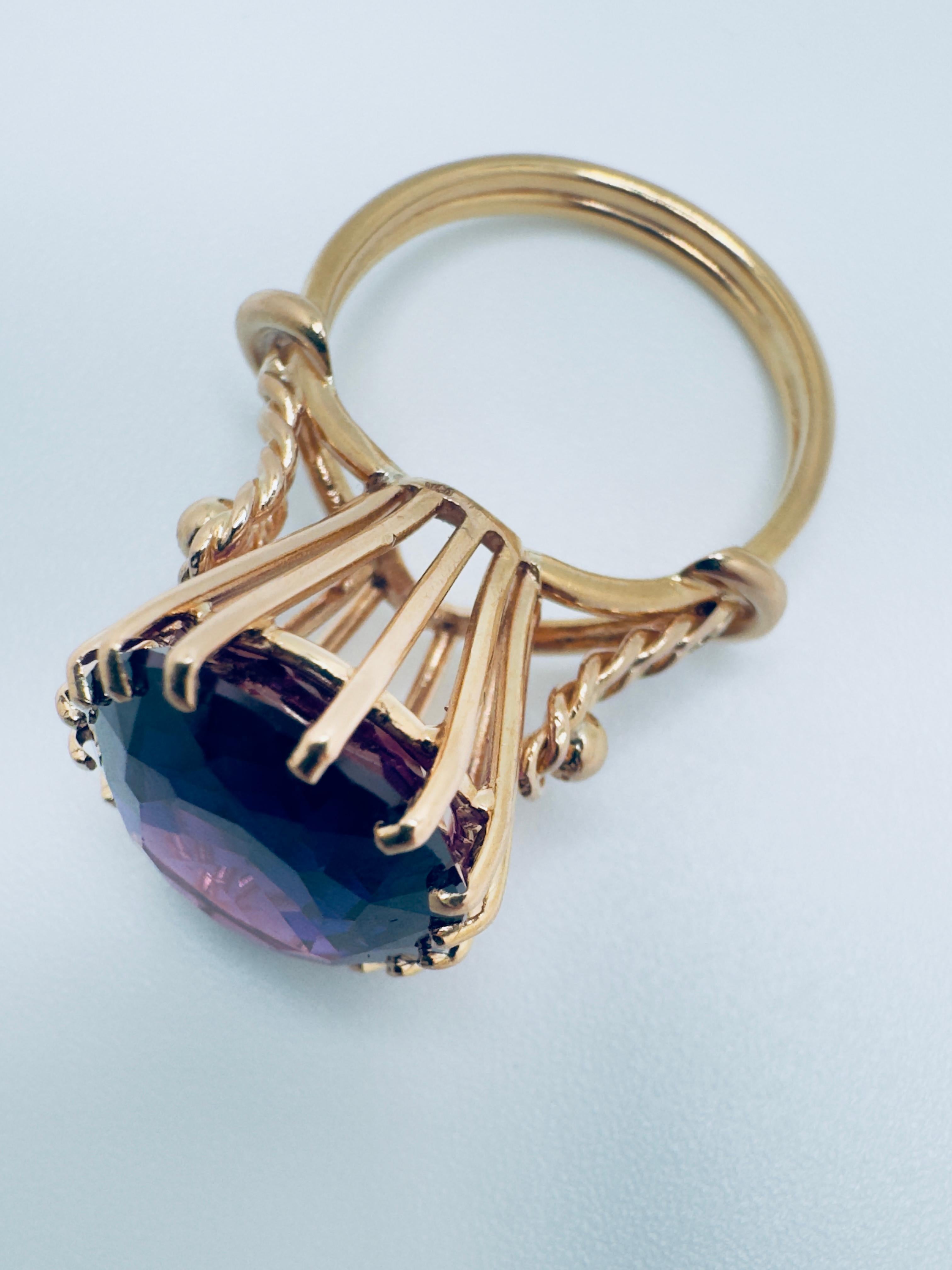 Taille ovale Bague en or jaune 18K ornée d'alexandrites synthétiques en filigrane en vente