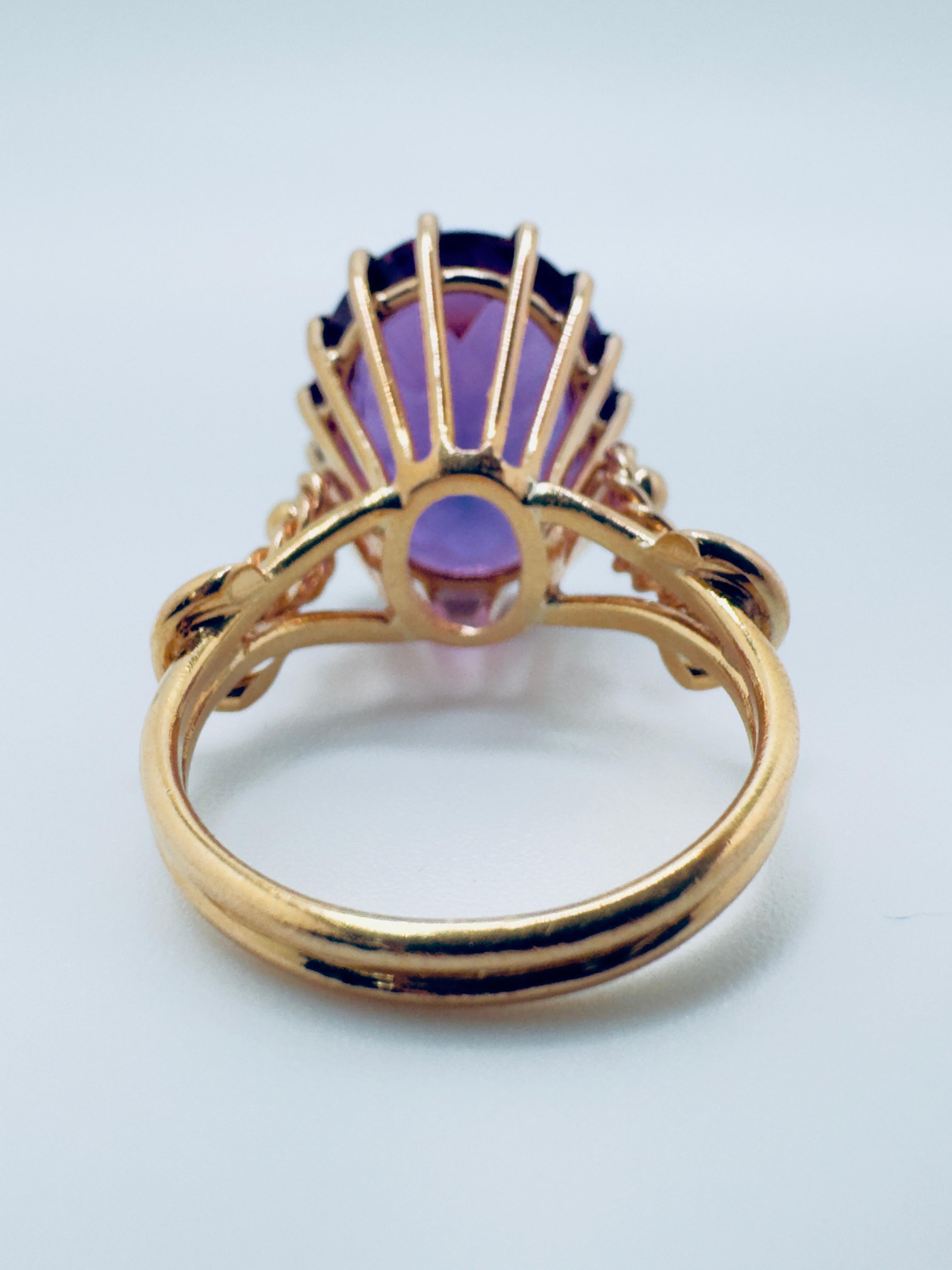 Bague en or jaune 18K ornée d'alexandrites synthétiques en filigrane en vente 2