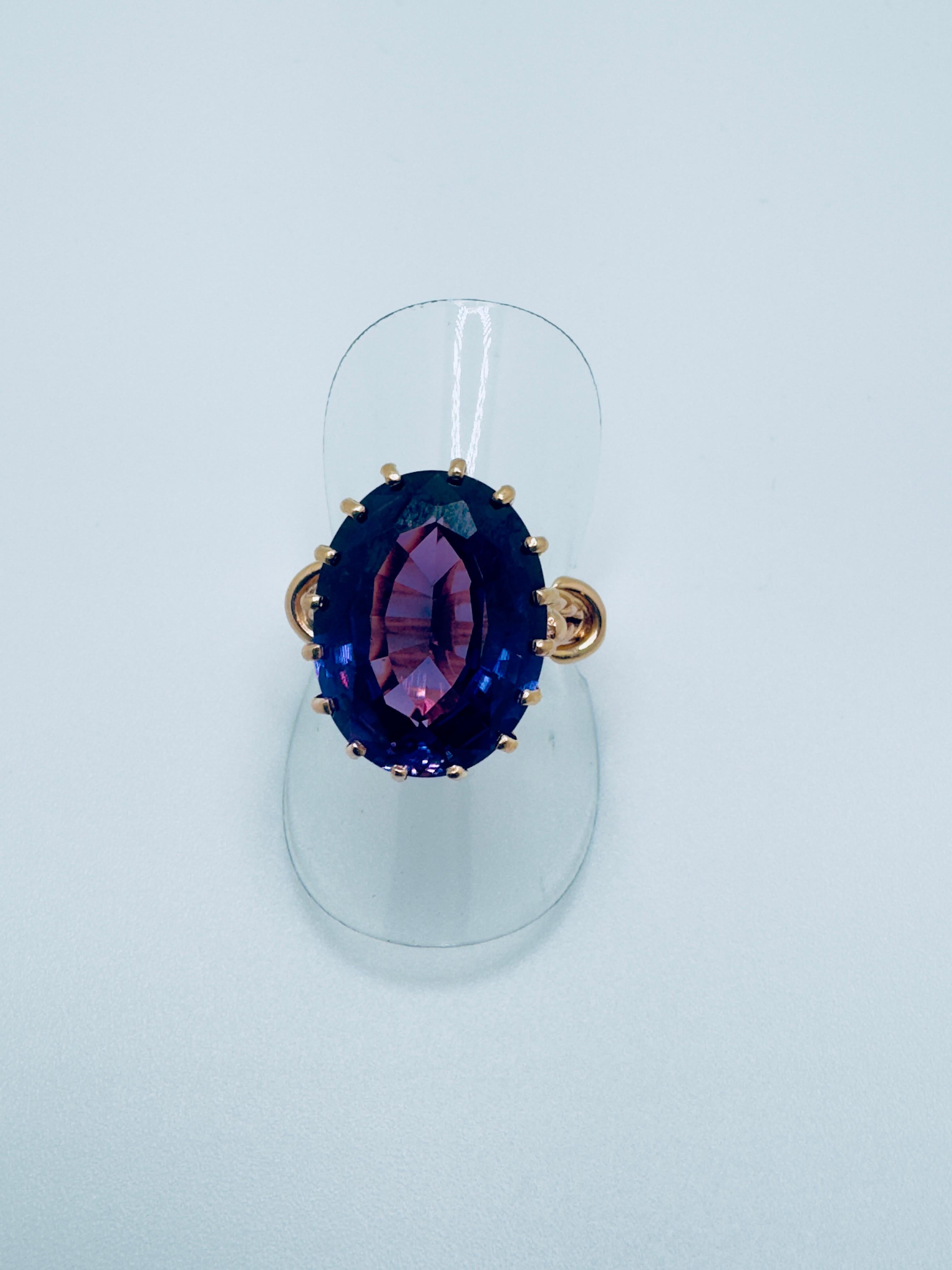 Bague en or jaune 18K ornée d'alexandrites synthétiques en filigrane en vente 3