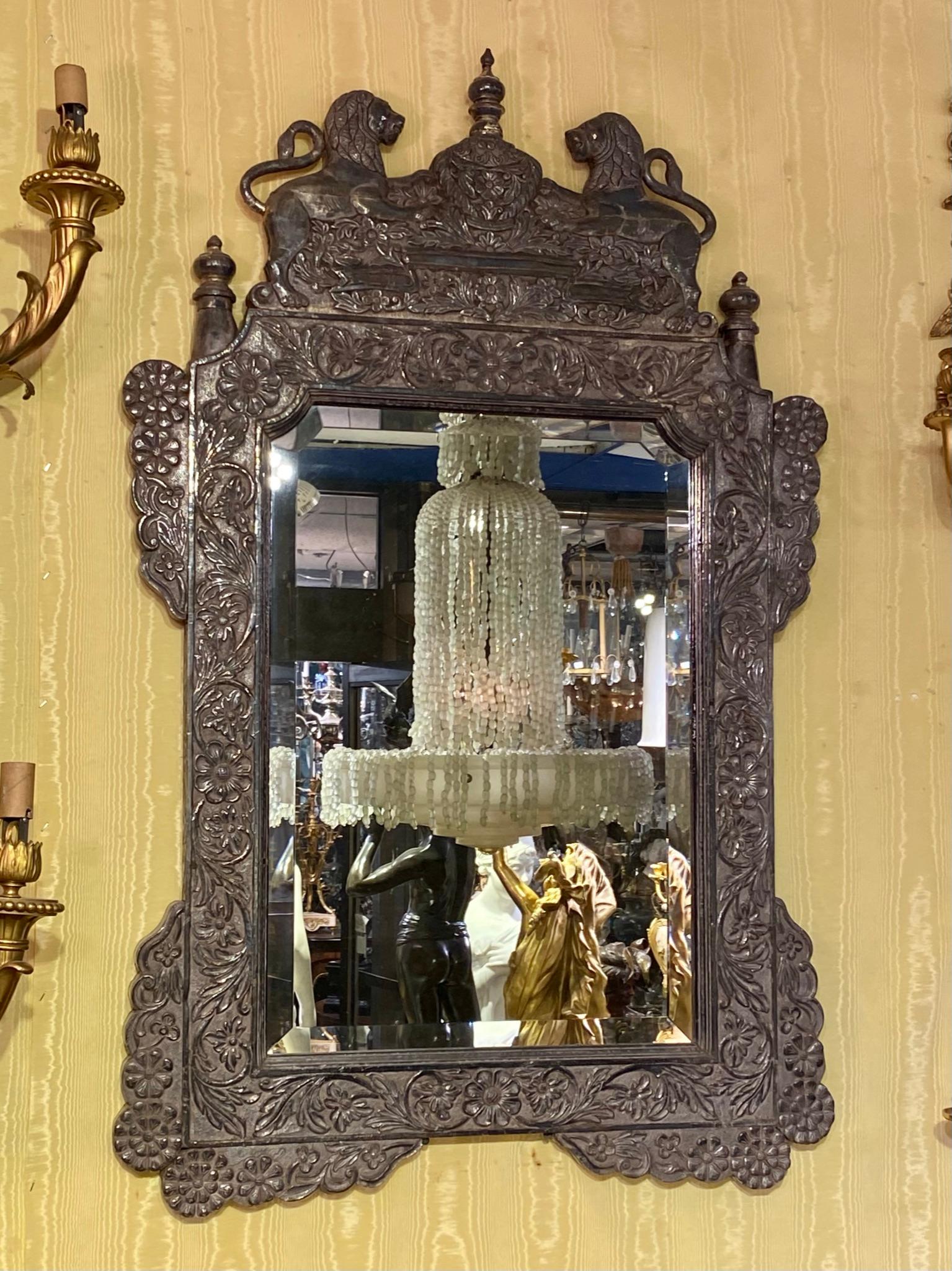 Miroir indien orné de très belle qualité, datant du 19ème siècle et recouvert d'argent.