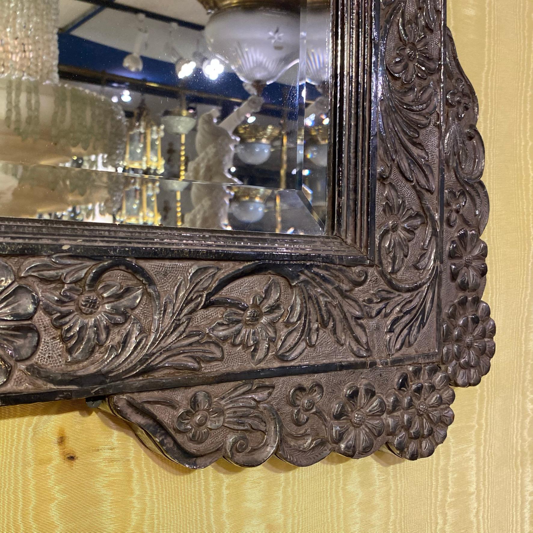 Repoussé Miroir indien orné du 19ème siècle en argent lavé en vente
