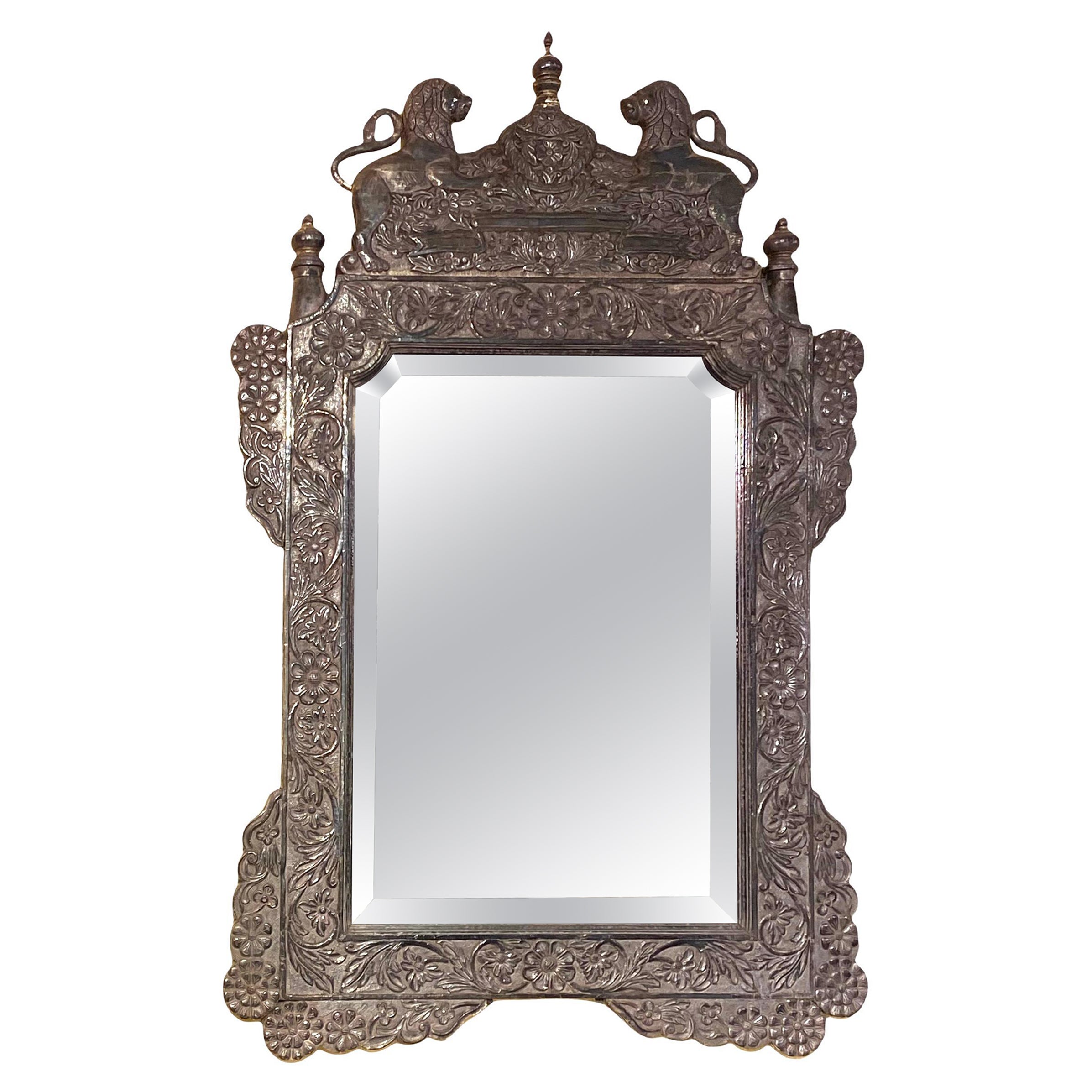 Espejo indio ornamentado revestido de plata del siglo XIX