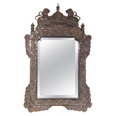 Espejo indio ornamentado revestido de plata del siglo XIX