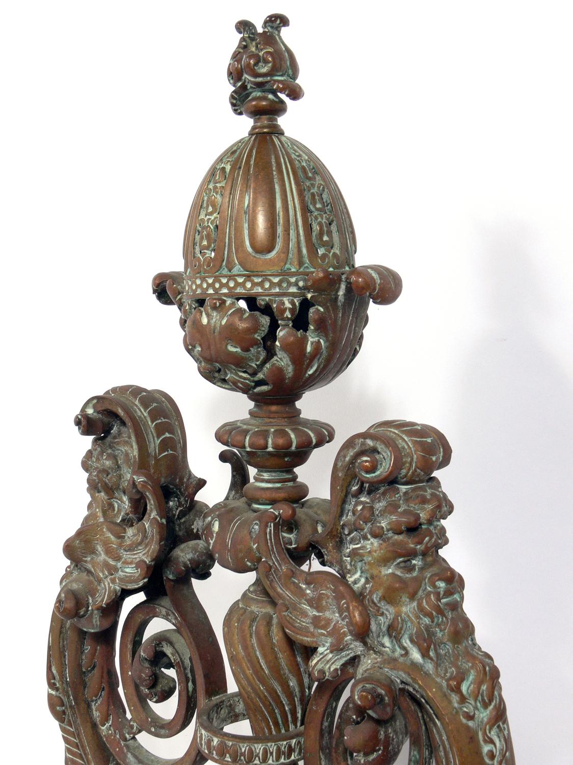 Verschnörkelte Bronze-Andirons aus dem 19. Jahrhundert, wahrscheinlich italienisch, um das Ende des 19. Jahrhunderts. Sie haben ihre wunderbare ursprüngliche Grünspan-Patina behalten. Sie wurden ohne rückseitig angebrachte Holzhalterungen geliefert,