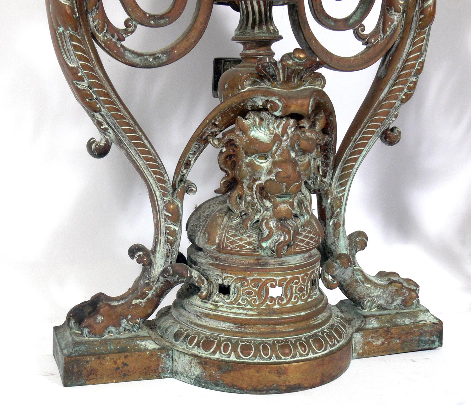 Verschnörkelte Bronze-Feuerböcke aus dem 19. Jahrhundert (Regency) im Angebot