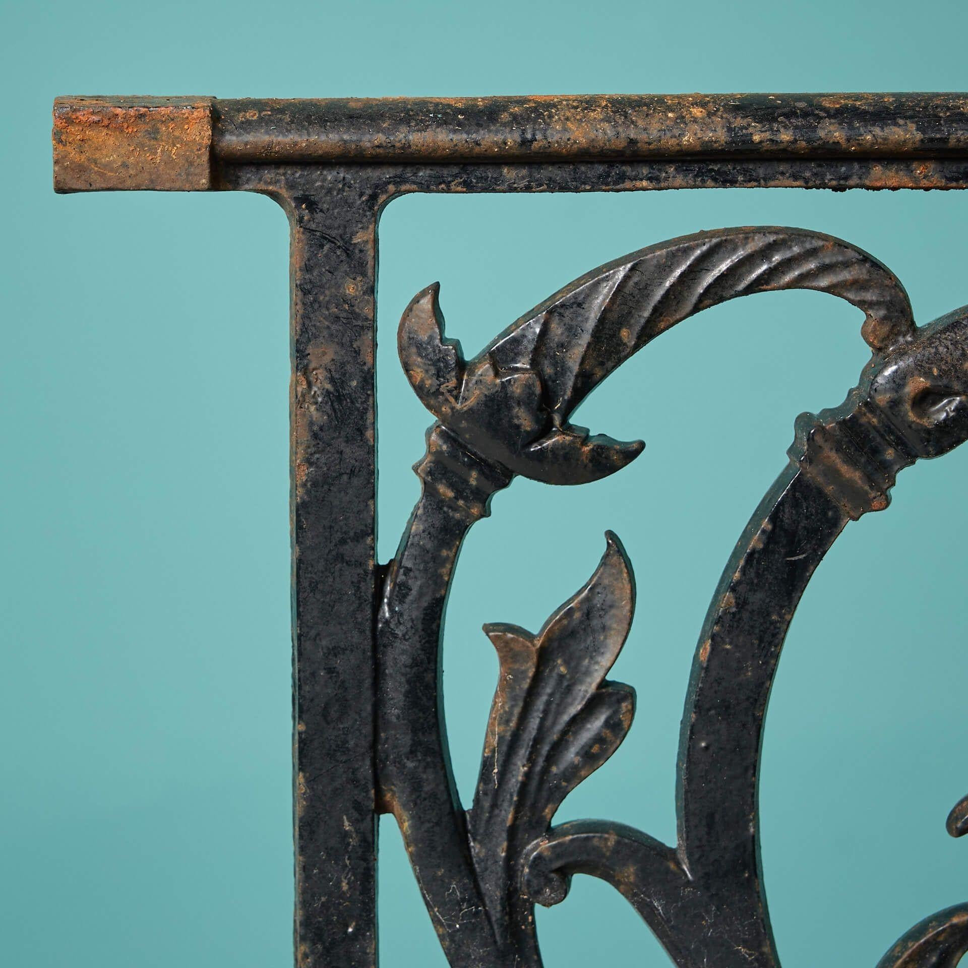 Ornate 19th Century English Cast Iron Railing In Fair Condition For Sale In Wormelow, Herefordshire