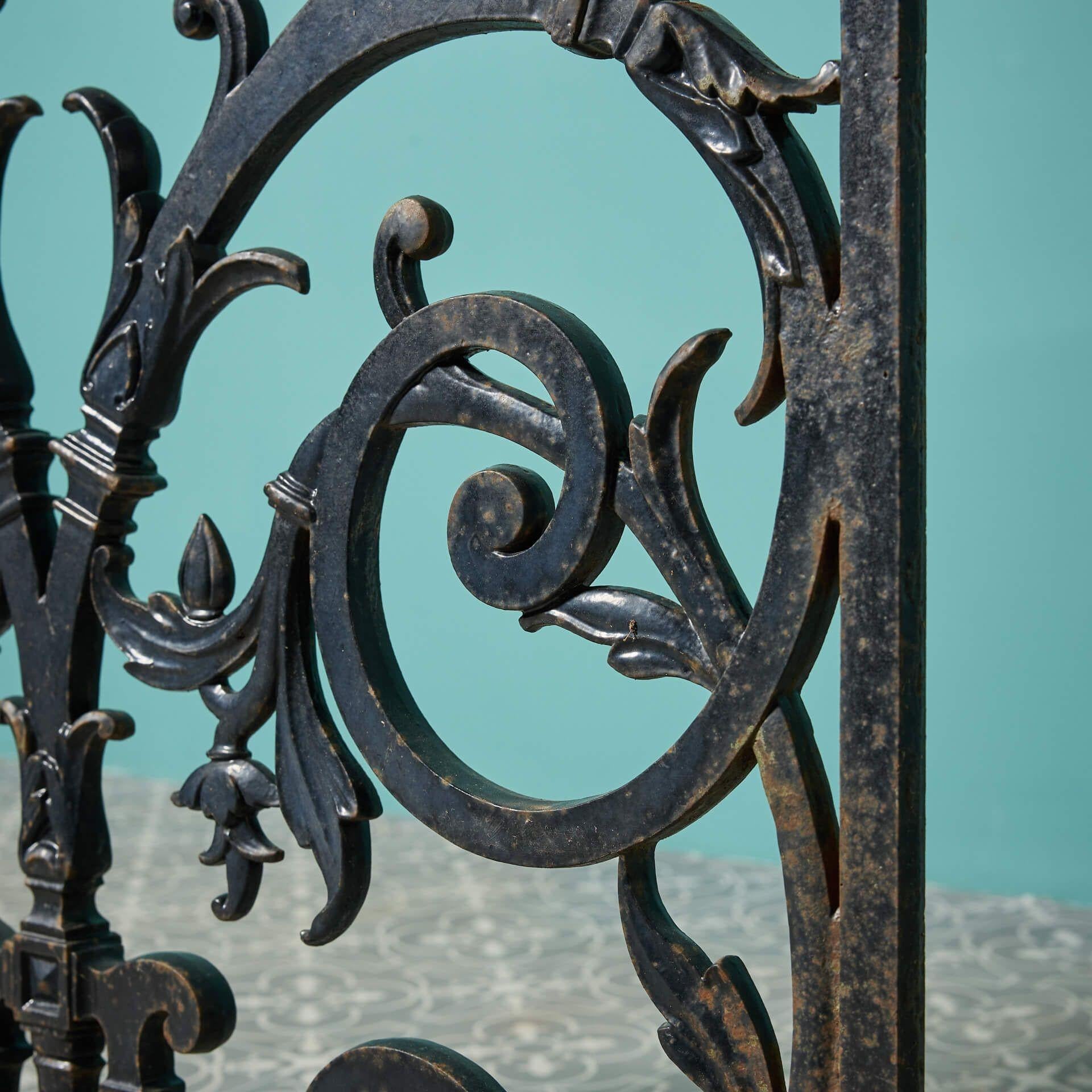 Ornate 19th Century English Cast Iron Railing For Sale 1
