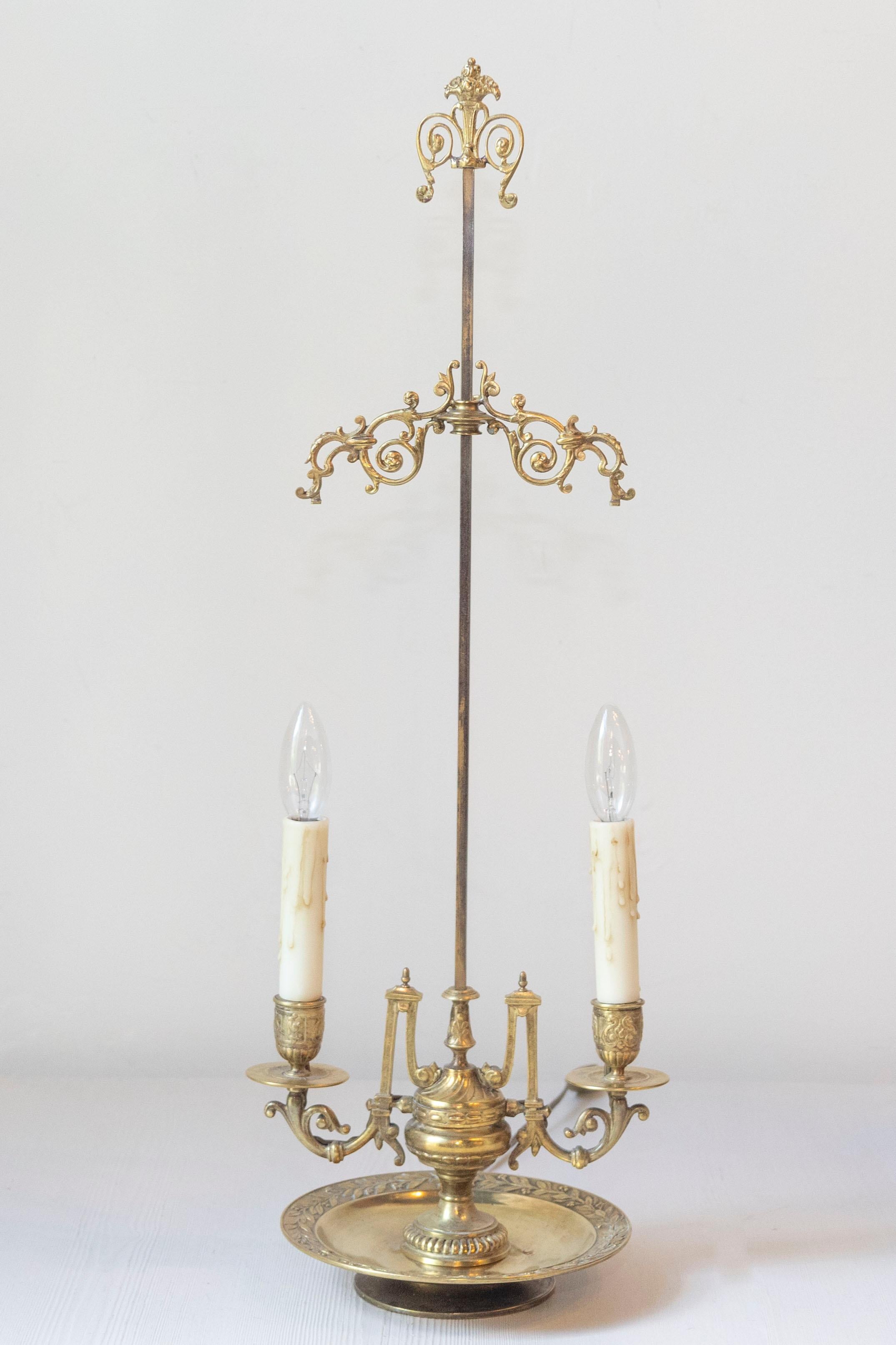 Lampe de table ornée en bronze français du XIXe siècle avec des Lights en forme de bougie en vente 6