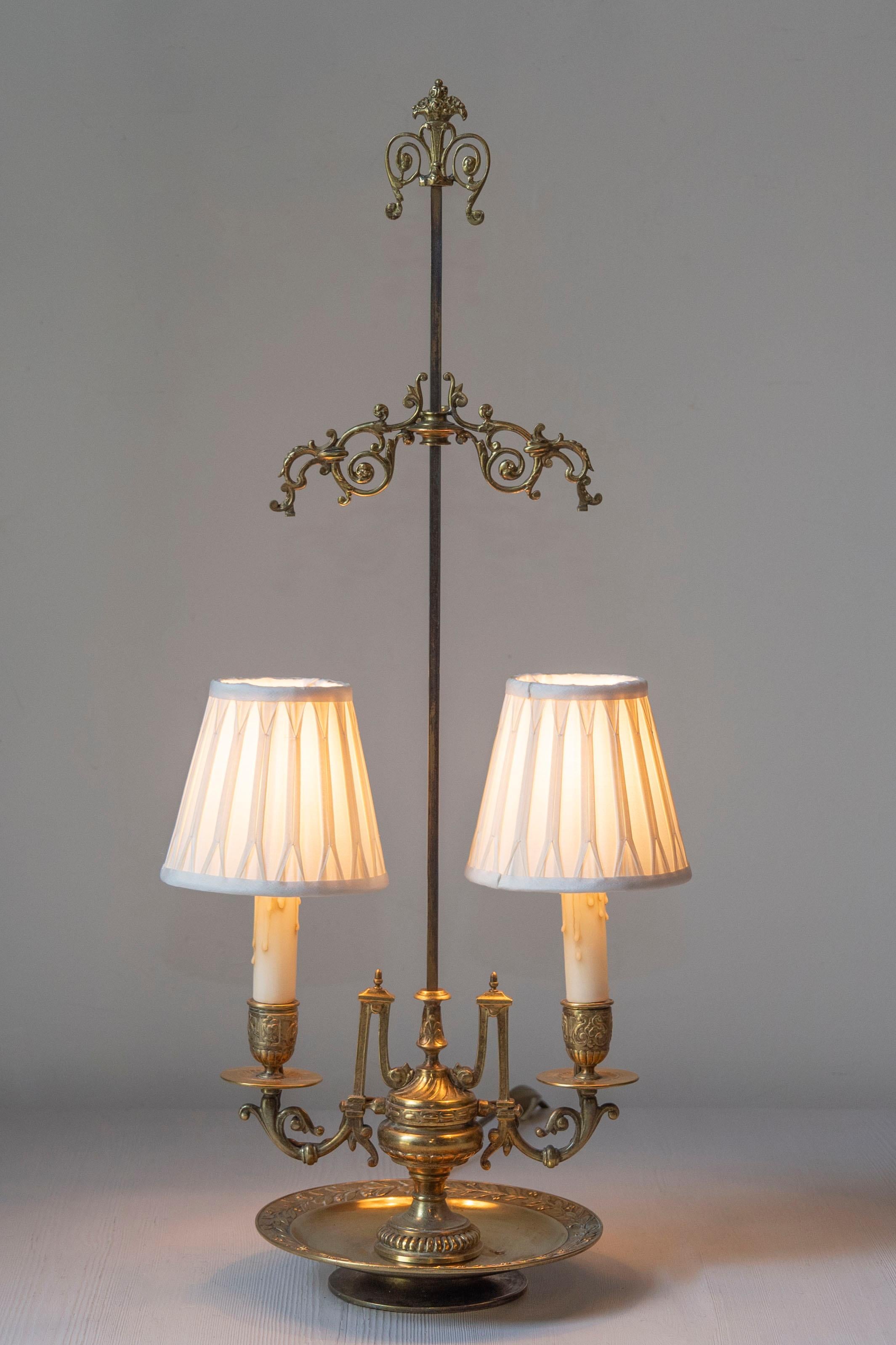 Français Lampe de table ornée en bronze français du XIXe siècle avec des Lights en forme de bougie en vente