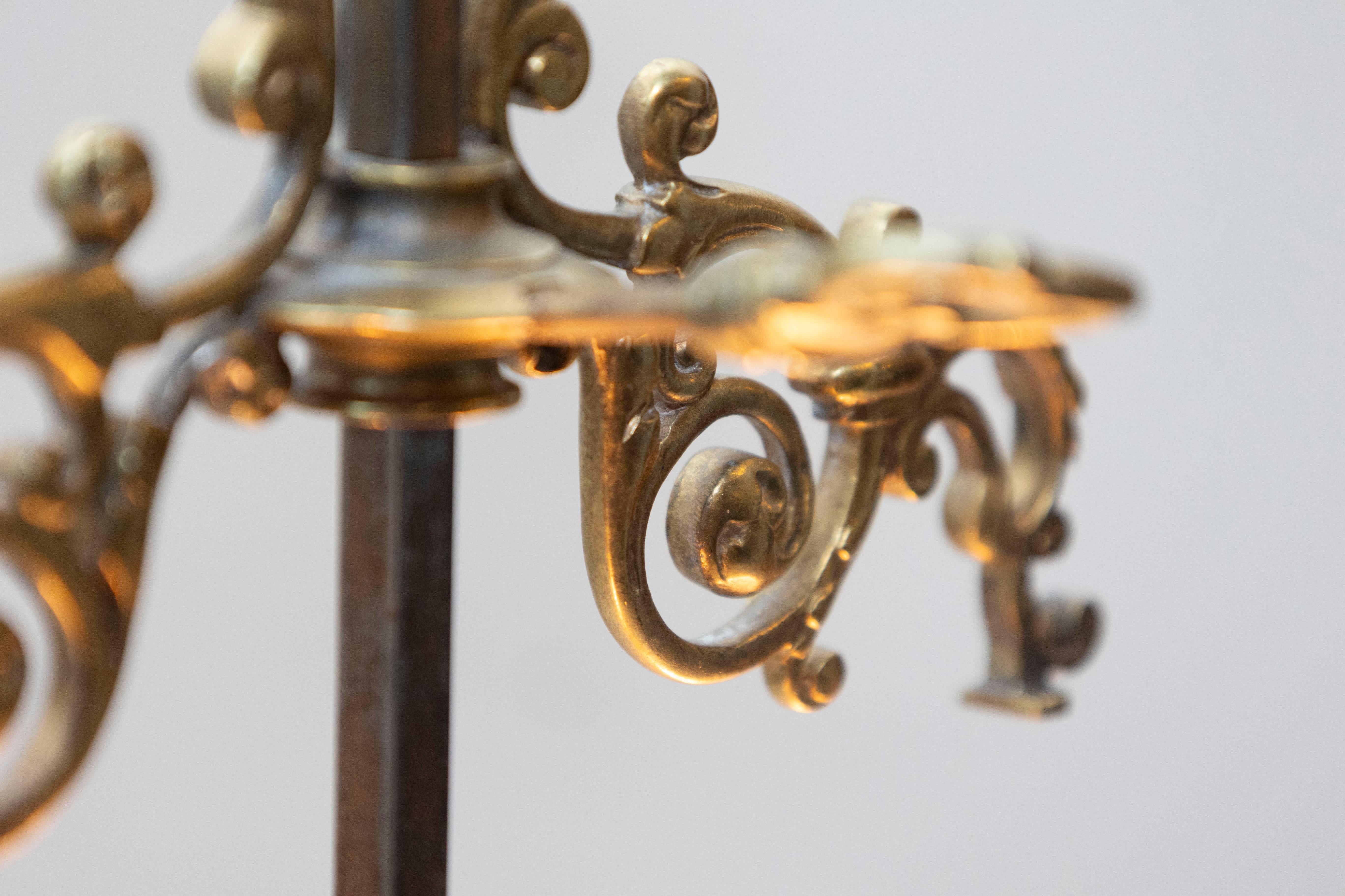 Lampe de table ornée en bronze français du XIXe siècle avec des Lights en forme de bougie Bon état - En vente à Atlanta, GA