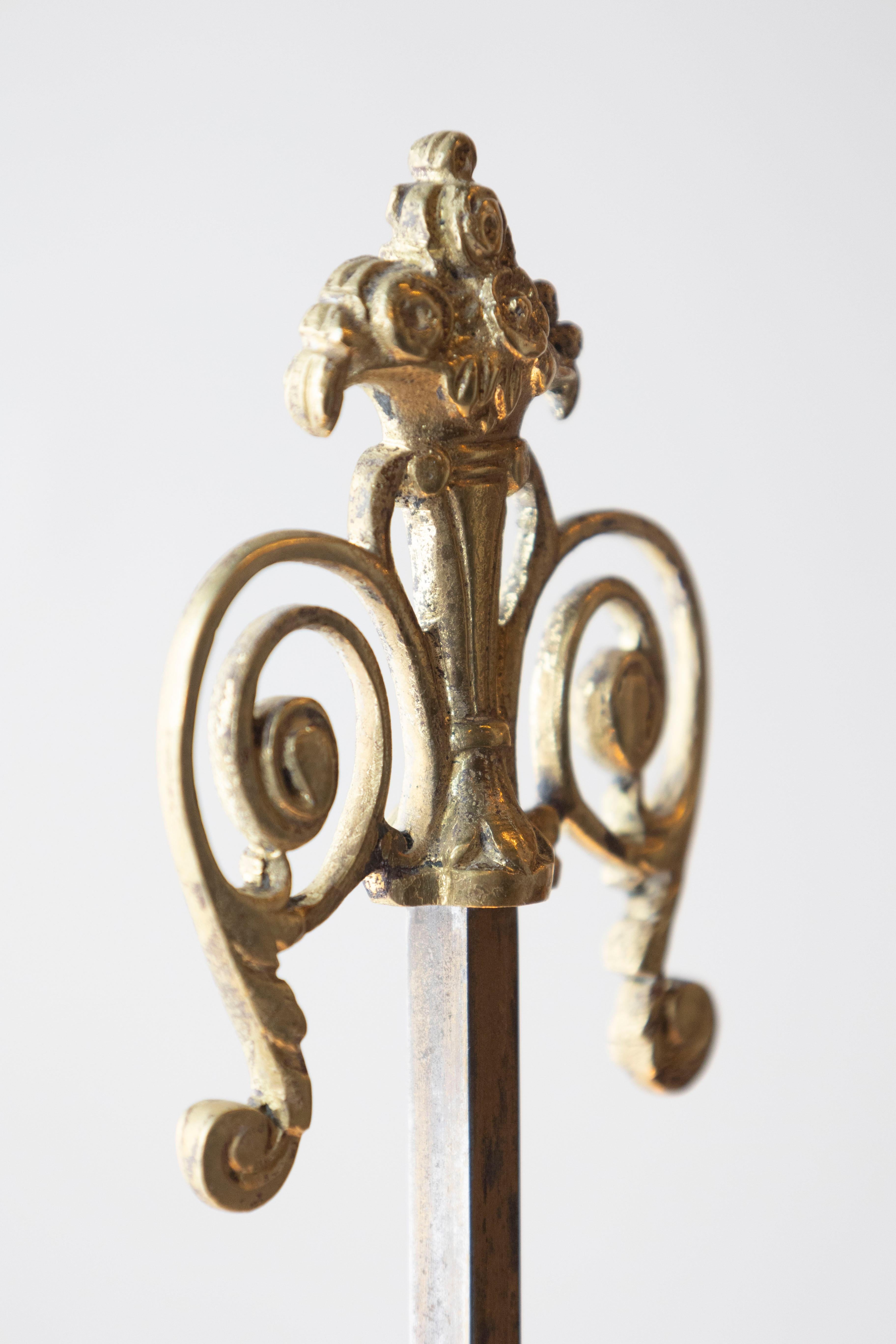 Lampe de table ornée en bronze français du XIXe siècle avec des Lights en forme de bougie en vente 1