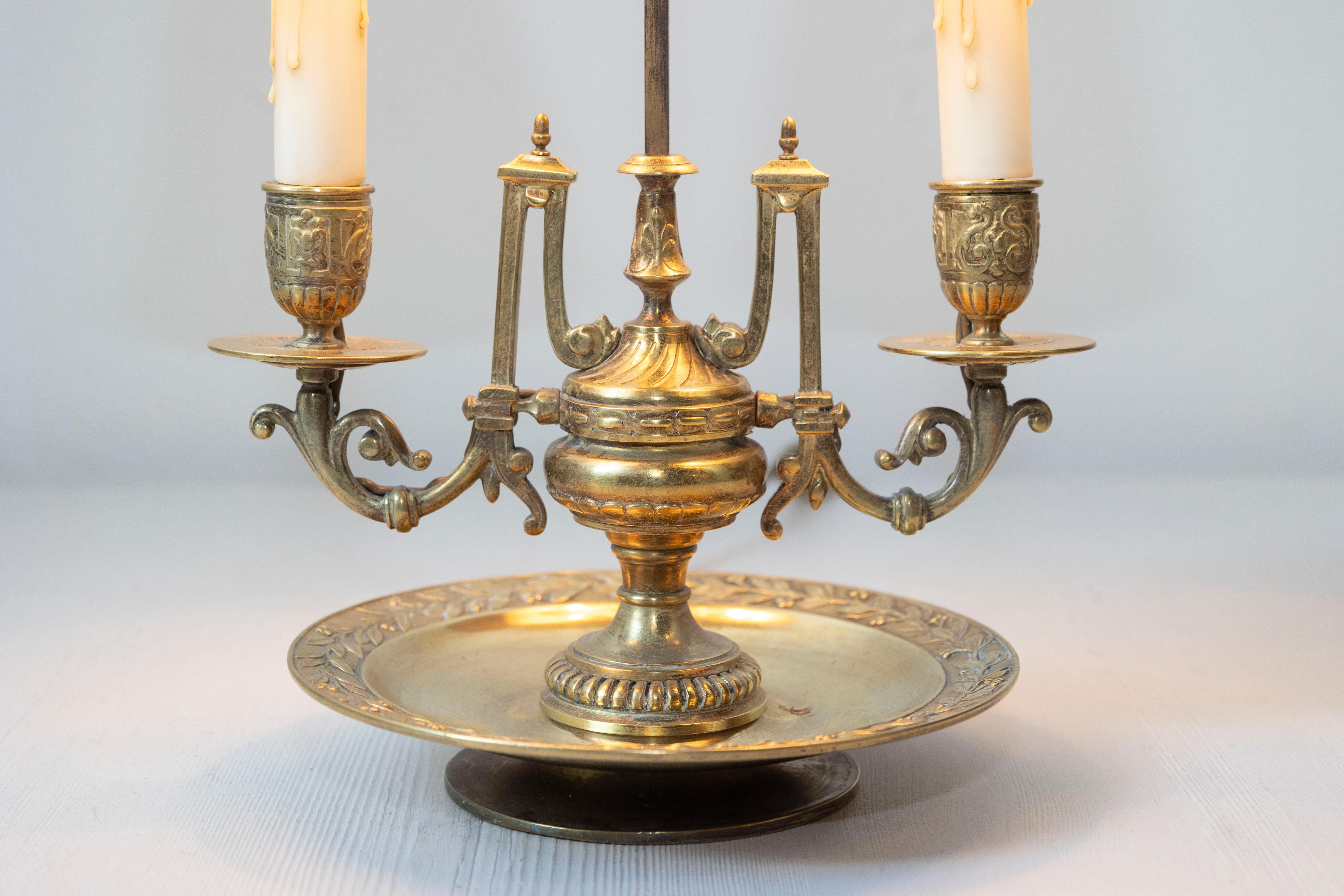 Lampe de table ornée en bronze français du XIXe siècle avec des Lights en forme de bougie en vente 2