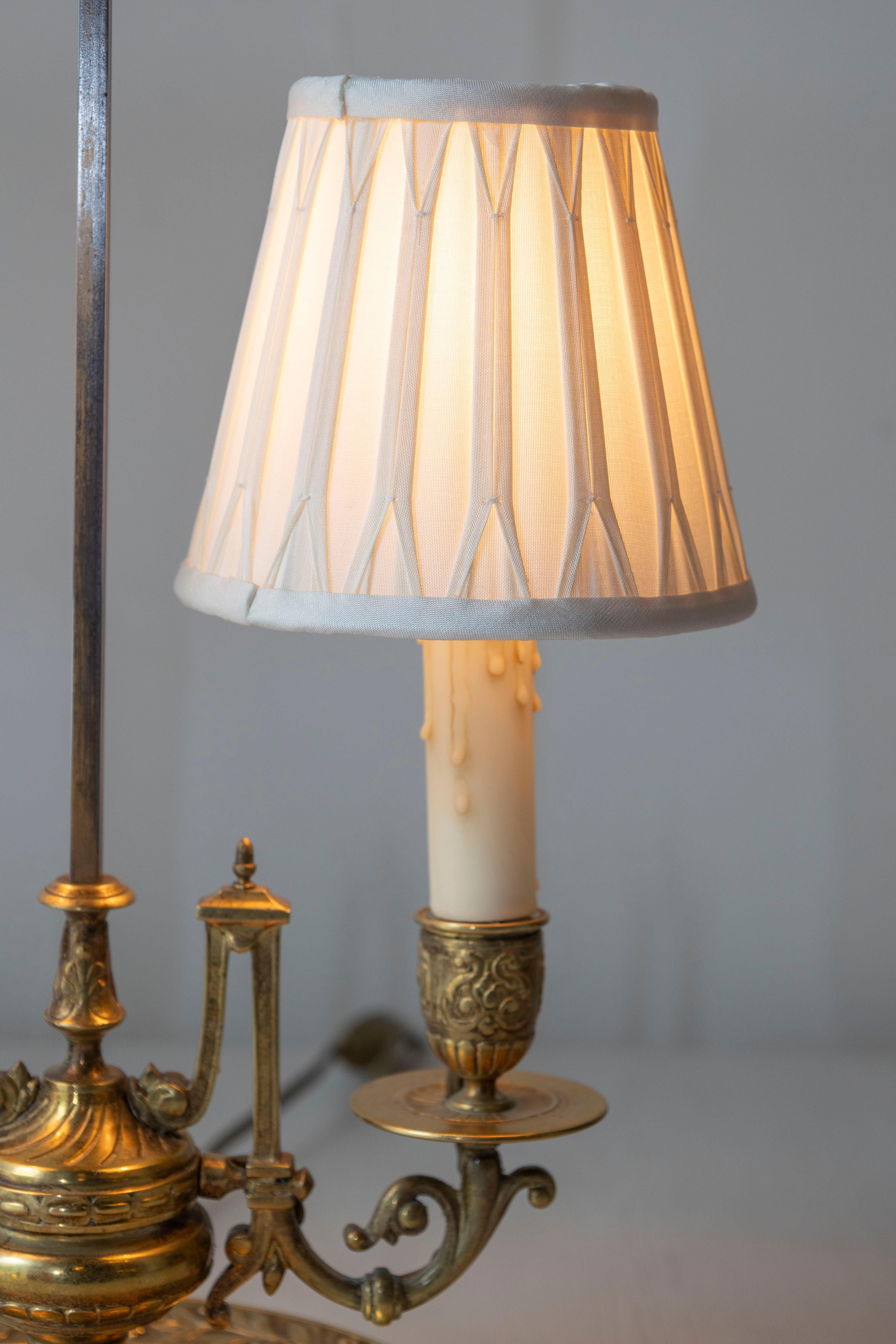 Lampe de table ornée en bronze français du XIXe siècle avec des Lights en forme de bougie en vente 4