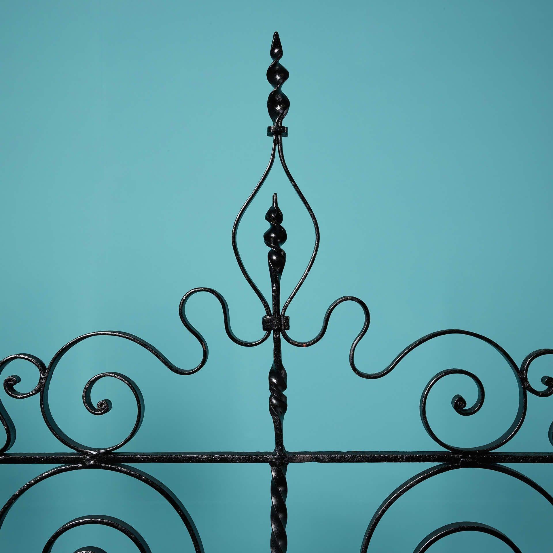 Un cancello pedonale francese in ferro battuto con pali di accompagnamento risalente alla metà del XIX secolo con modifiche successive.

Splendidamente realizzato a mano, questo cancello antico sarà un elemento di spicco di qualsiasi giardino con il