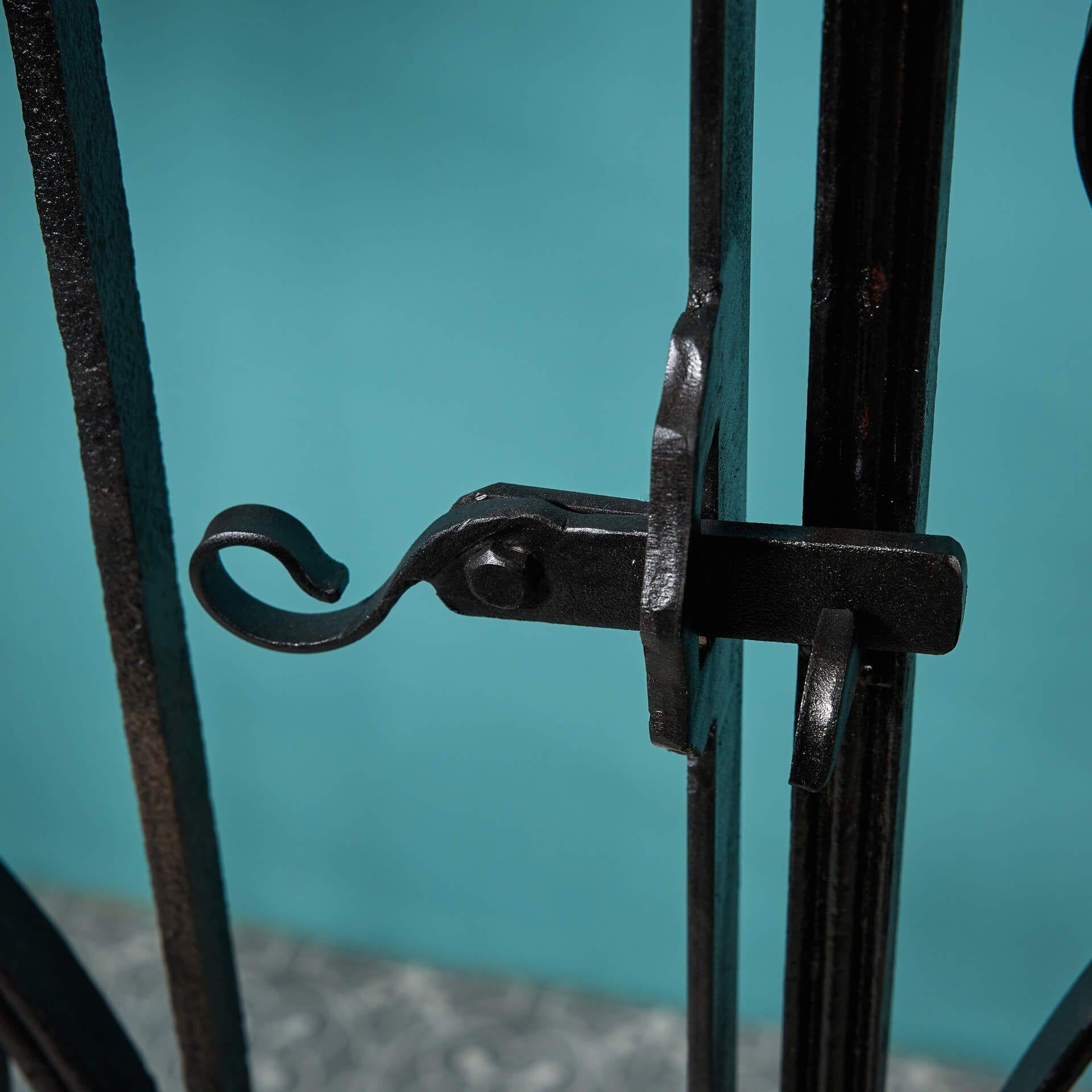 Cancello pedonale ornato in ferro battuto francese del 19° secolo con paletti In condizioni discrete in vendita a Wormelow, Herefordshire