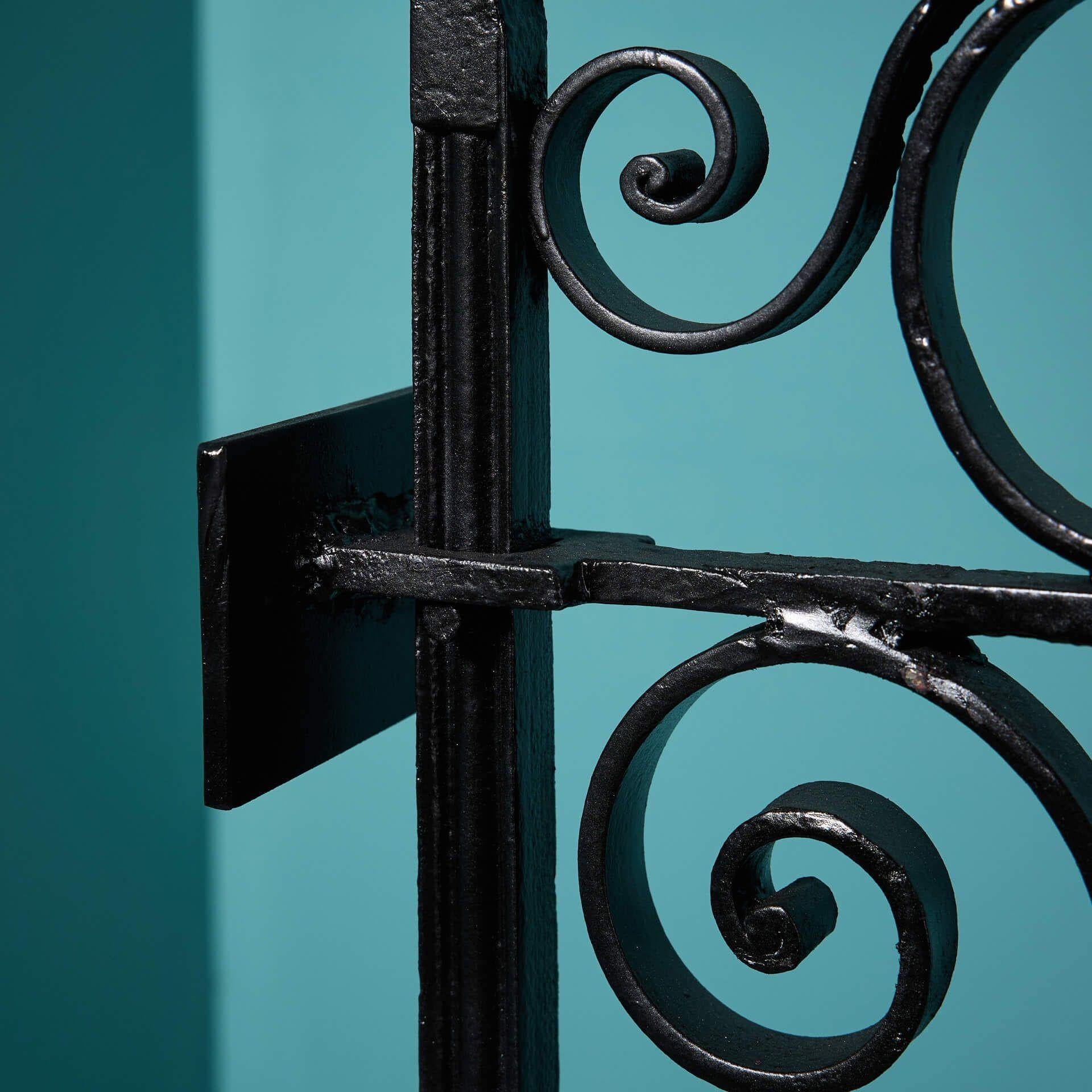 XIX secolo Cancello pedonale ornato in ferro battuto francese del 19° secolo con paletti in vendita