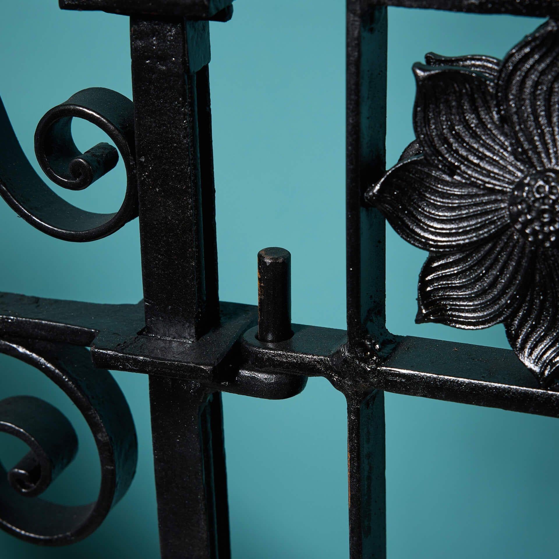 Ferro battuto Cancello pedonale ornato in ferro battuto francese del 19° secolo con paletti in vendita