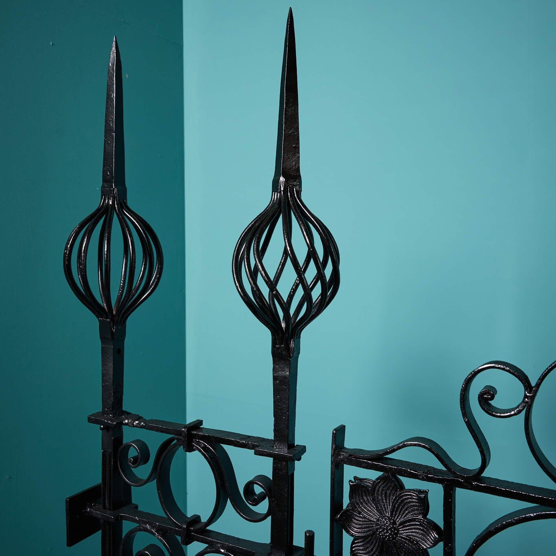 Cancello pedonale ornato in ferro battuto francese del 19° secolo con paletti in vendita 1