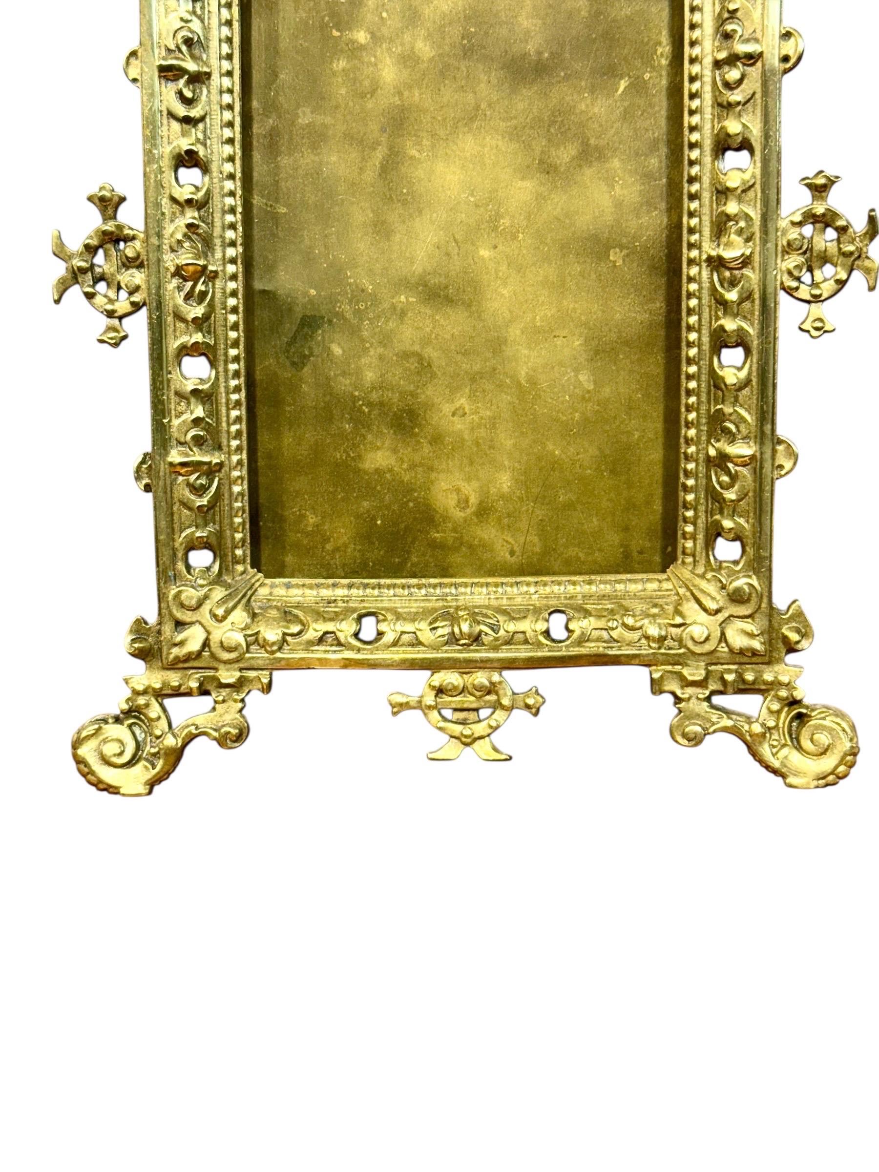Ornate 19th-Century Gilt Bronze Tabletop Frame with Cherub Motif In Good Condition For Sale In LA CIOTAT, FR