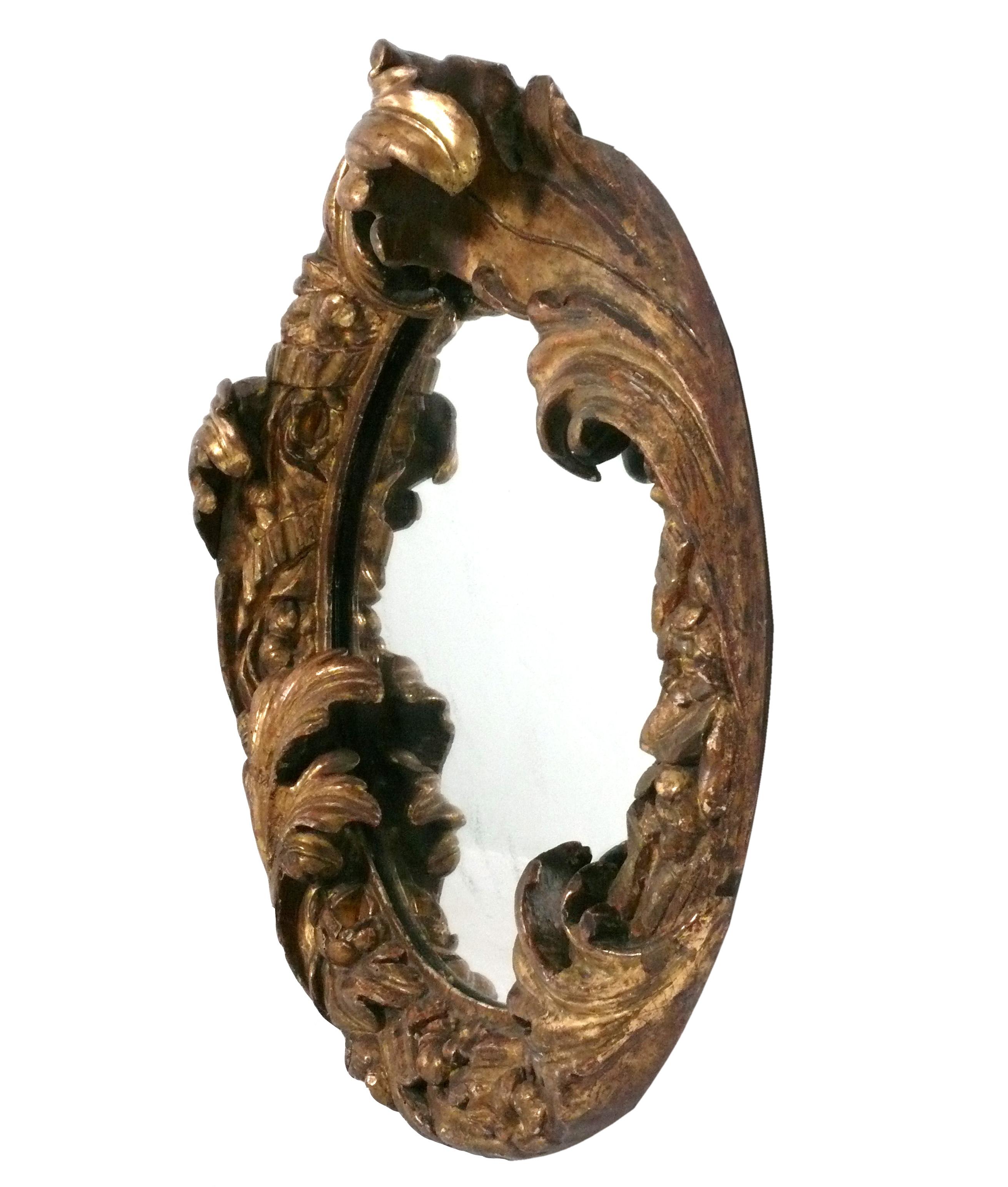 Magnifique miroir doré du 19e siècle, probablement italien ou français, vers le début du 19e siècle. Il mesure une hauteur impressionnante de 37,5 pouces et une largeur de 36,75 pouces. Le cadre en bois doré et en gesso ainsi que le verre miroir