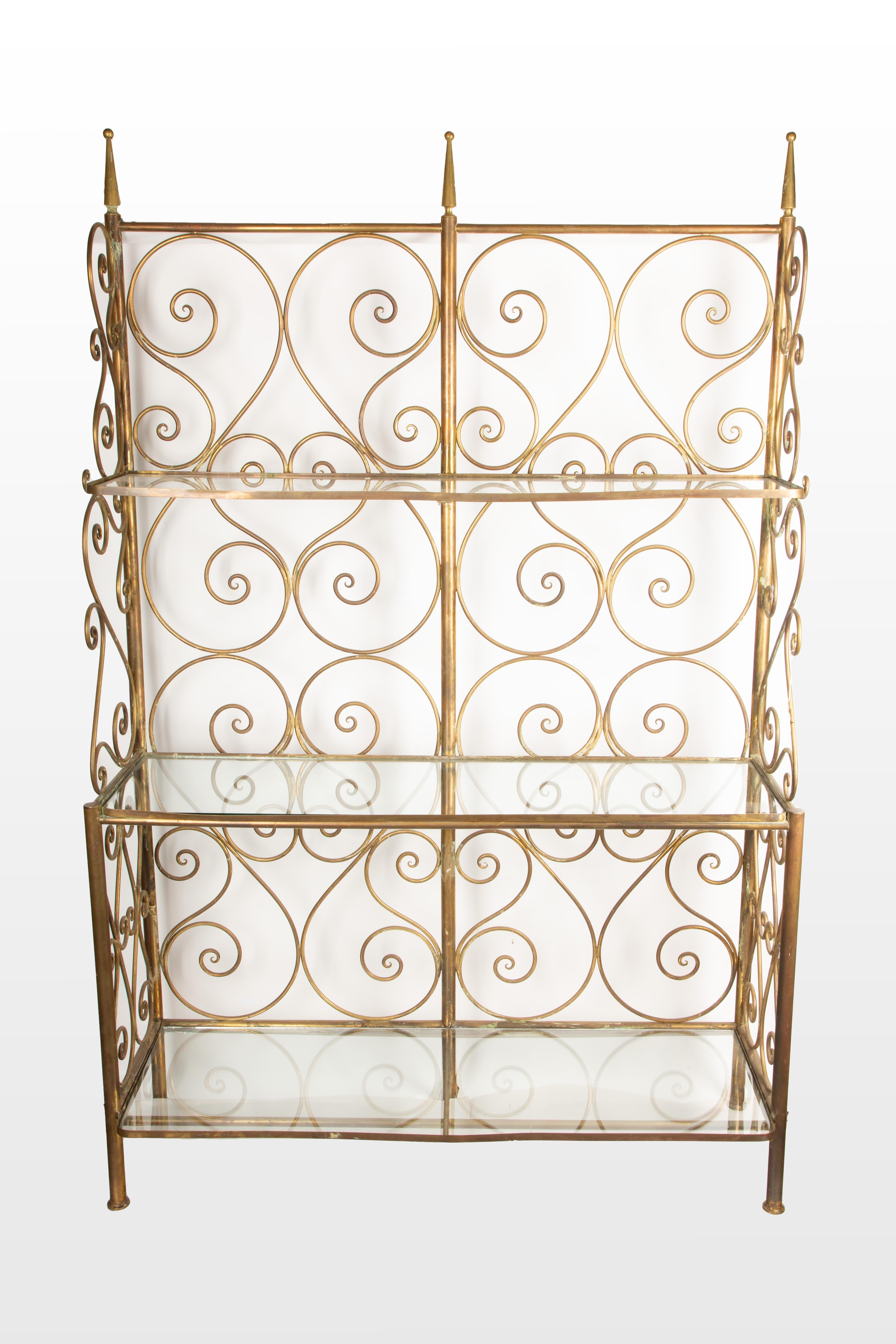 Questa elegante rastrelliera europea del XIX secolo, probabilmente di origine italiana, è realizzata in ottone patinato, con un fascino da Vecchio Mondo. L'intricata lavorazione a volute che caratterizza il pezzo aggiunge un tocco di raffinatezza e