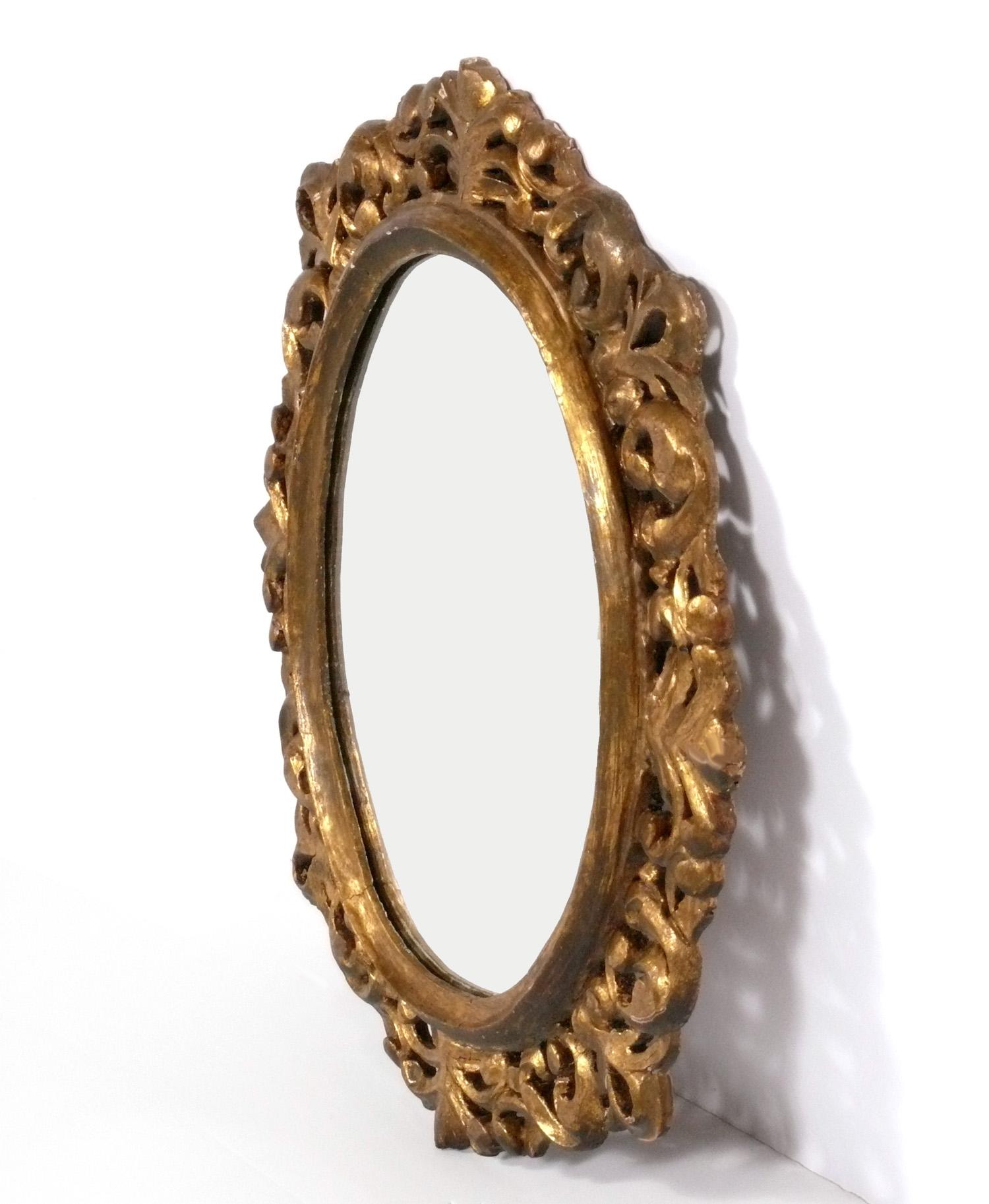 Miroir en bois doré et orné, Italie, vers le XIXe siècle. Il mesure 27,5 