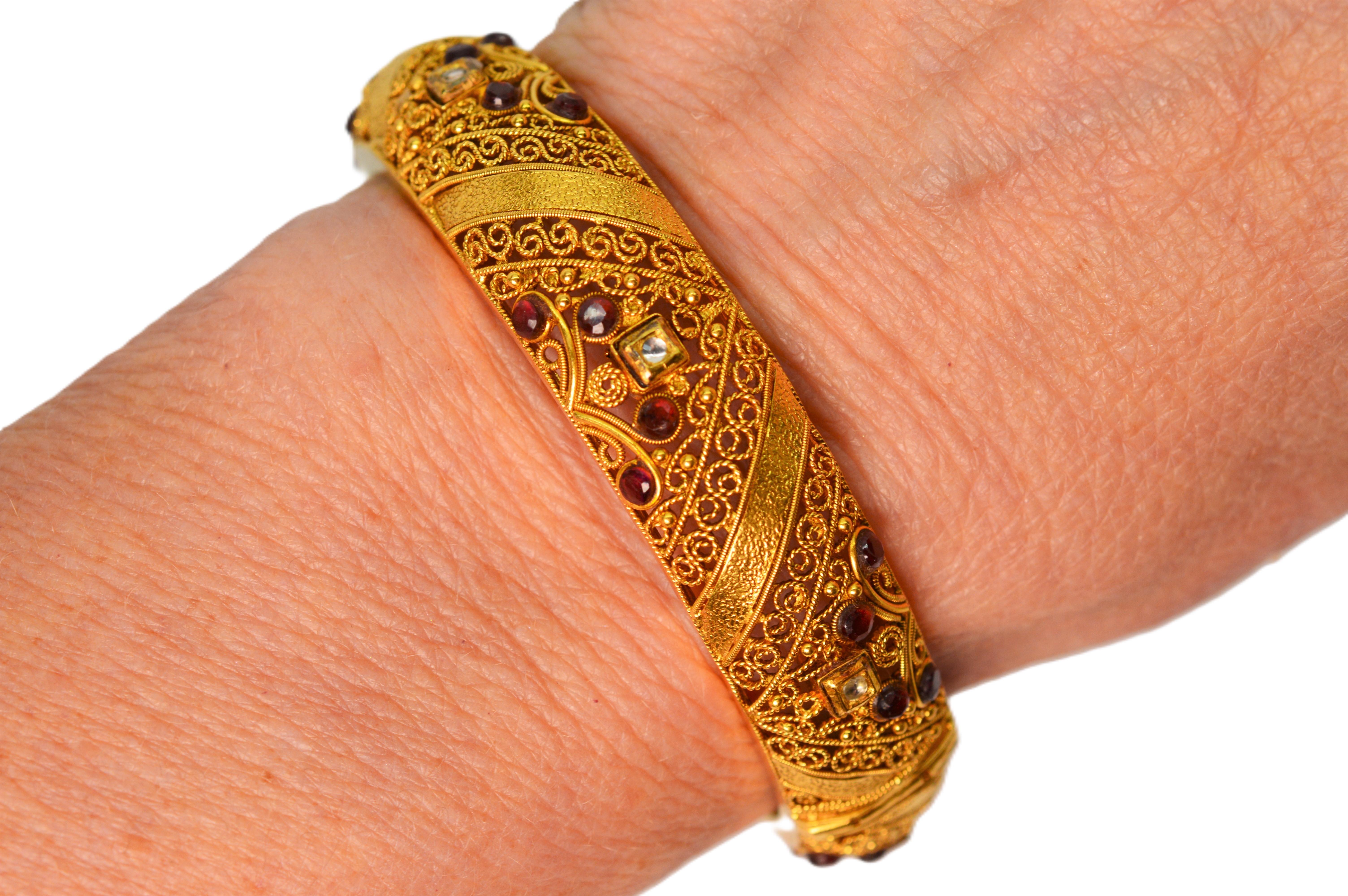 Bracelet jonc filigrane orné d'or jaune 22 carats avec accents de diamants et rubis en vente 2