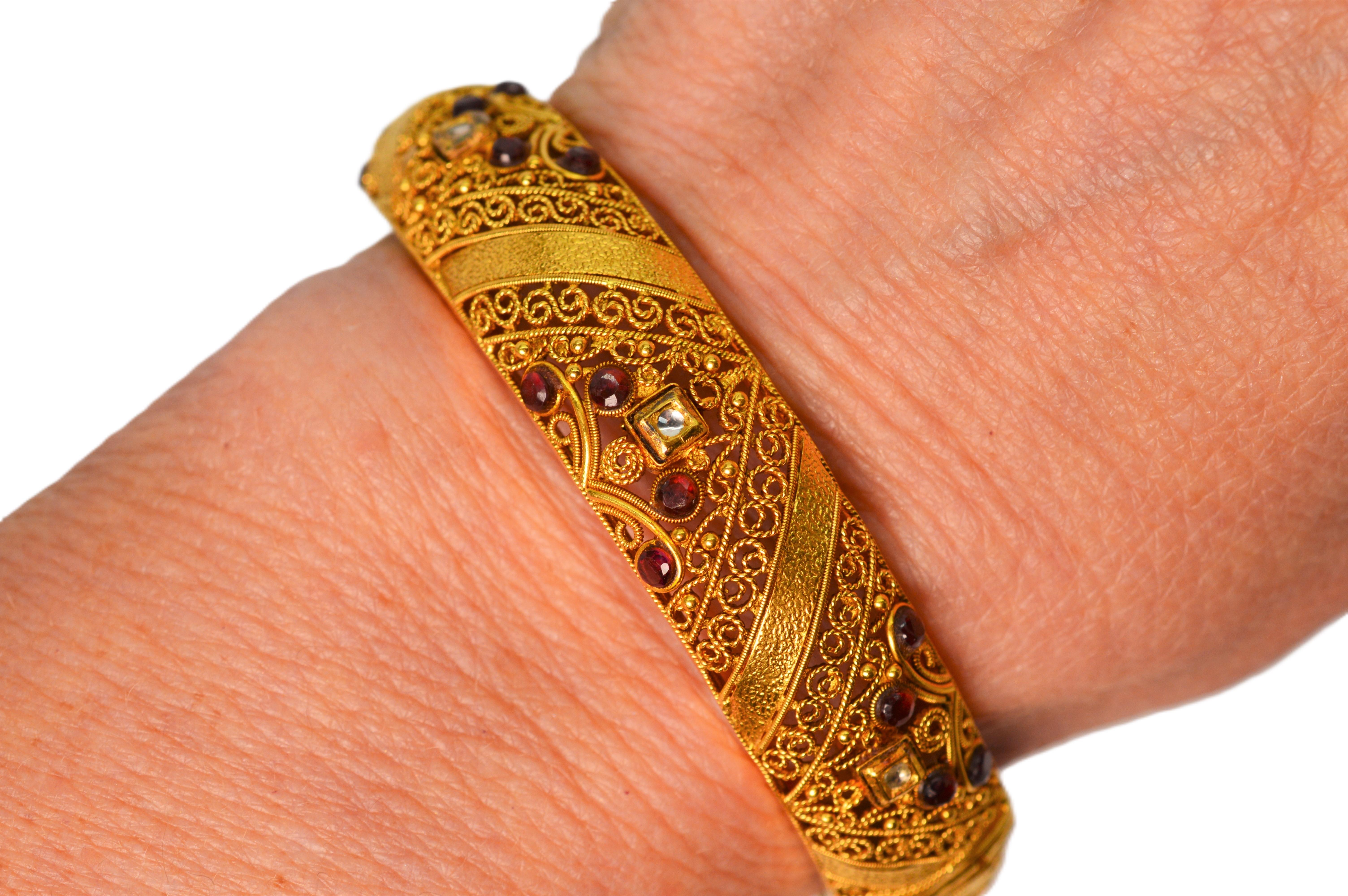 Artisan Bracelet jonc filigrane orné d'or jaune 22 carats avec accents de diamants et rubis en vente