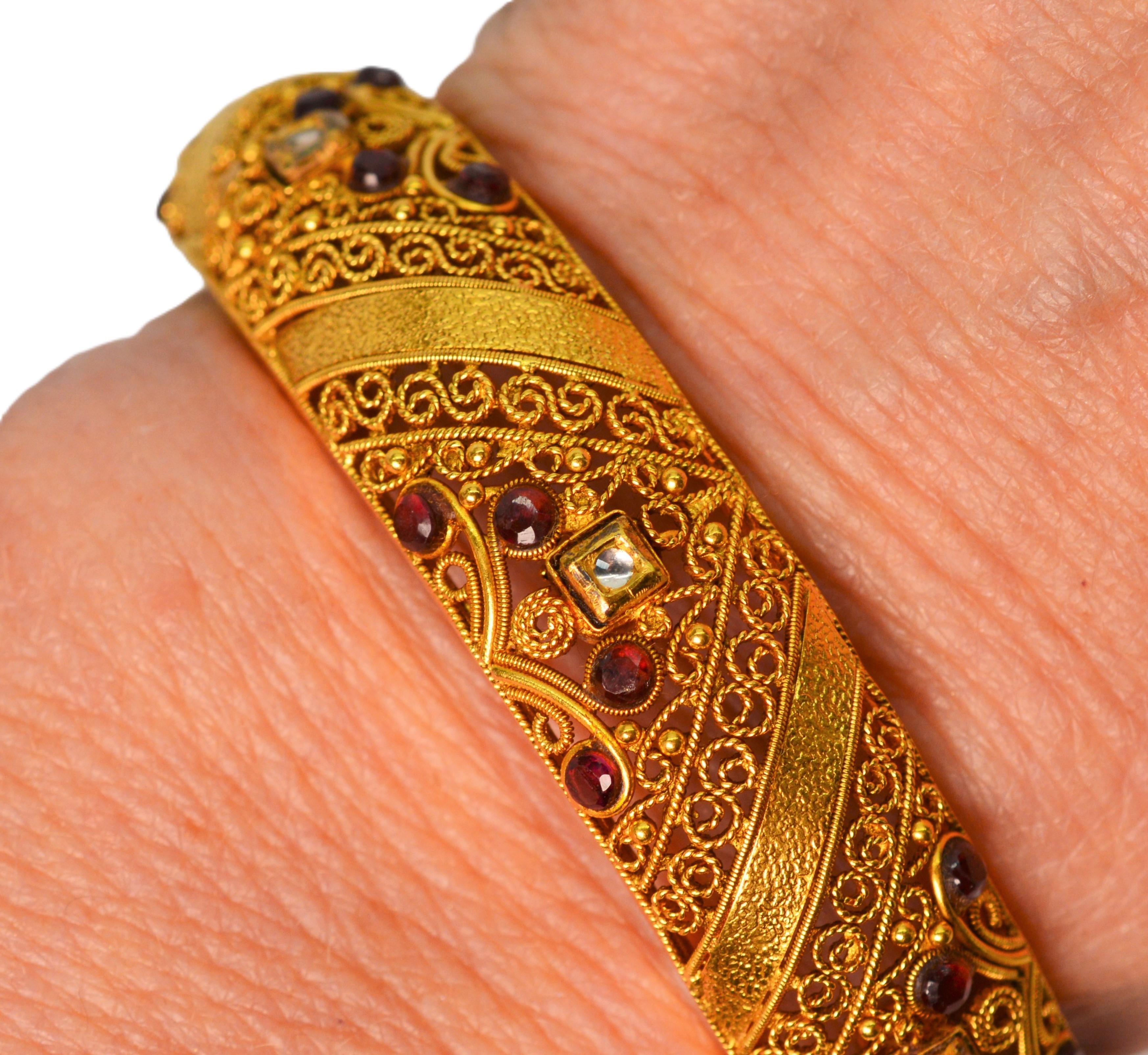 Bracelet jonc filigrane orné d'or jaune 22 carats avec accents de diamants et rubis en vente 1