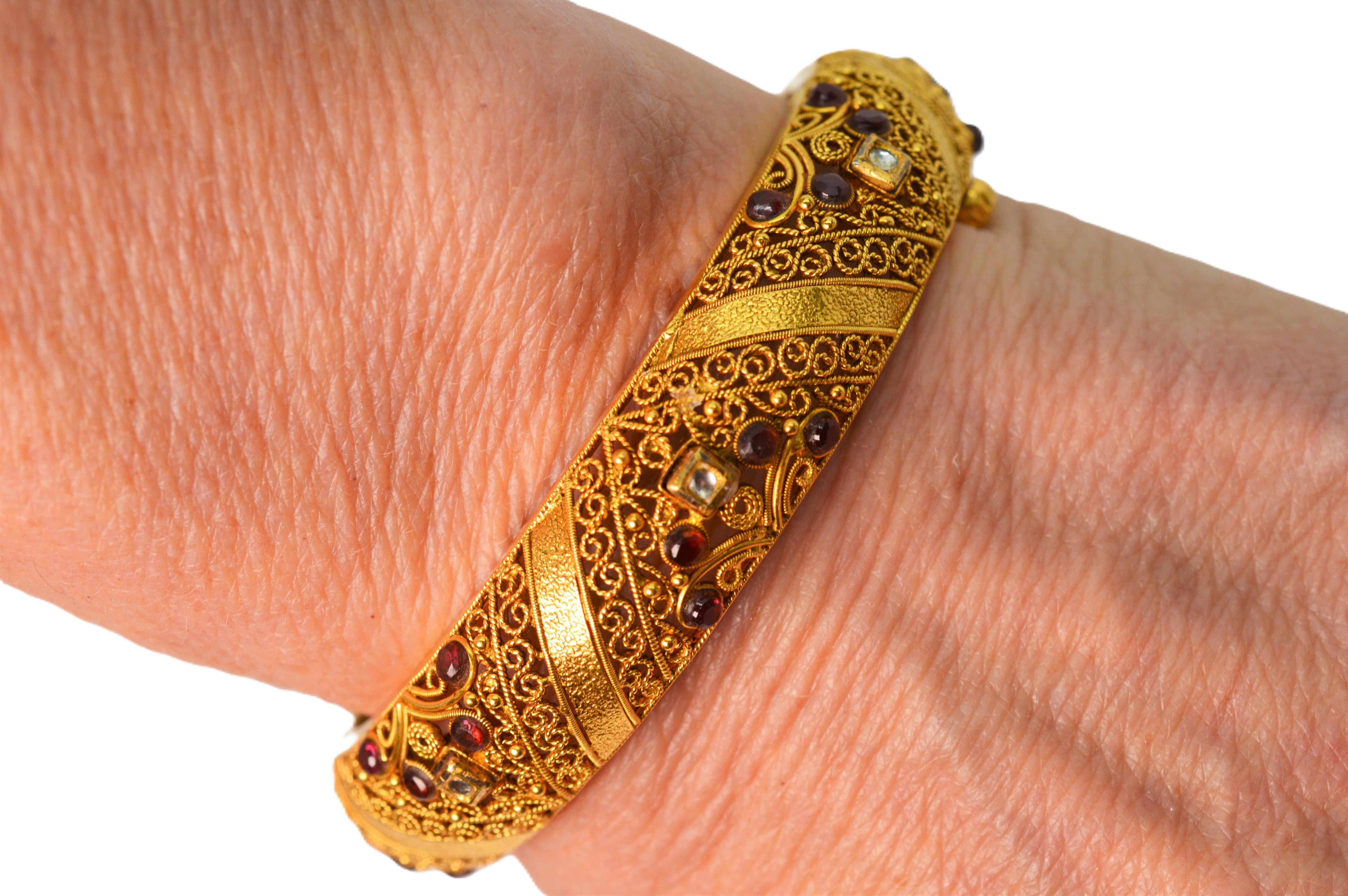 Bracelet jonc filigrane orné d'or jaune 22 carats avec accents de diamants et rubis Excellent état - En vente à Mount Kisco, NY