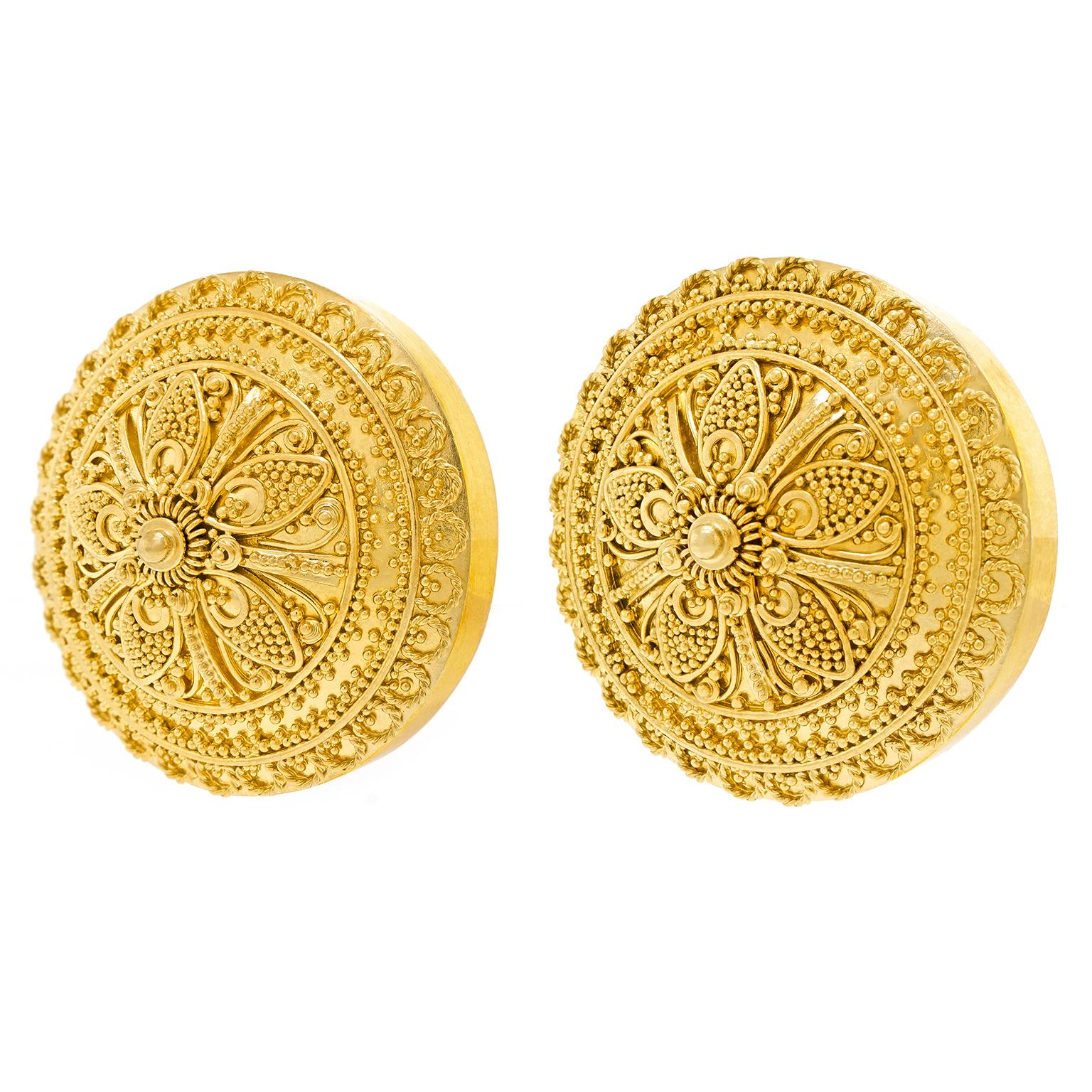 Ornate 22k Earrings Excellent état - En vente à Litchfield, CT