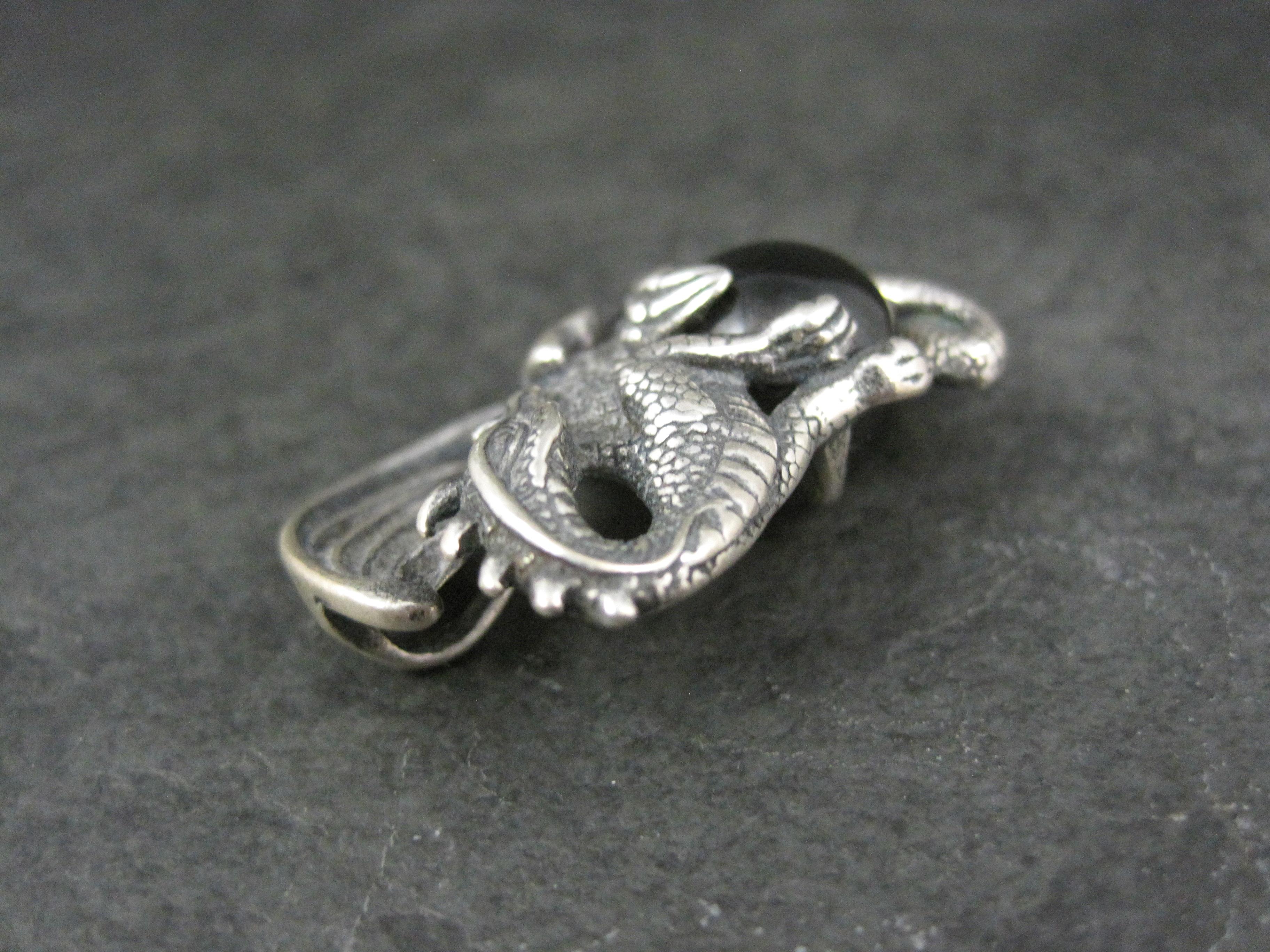 Verzierter 3D Vintage Sterlingsilber-D Drachen-Anhänger aus schwarzem Onyxkugel, Vintage im Angebot 10