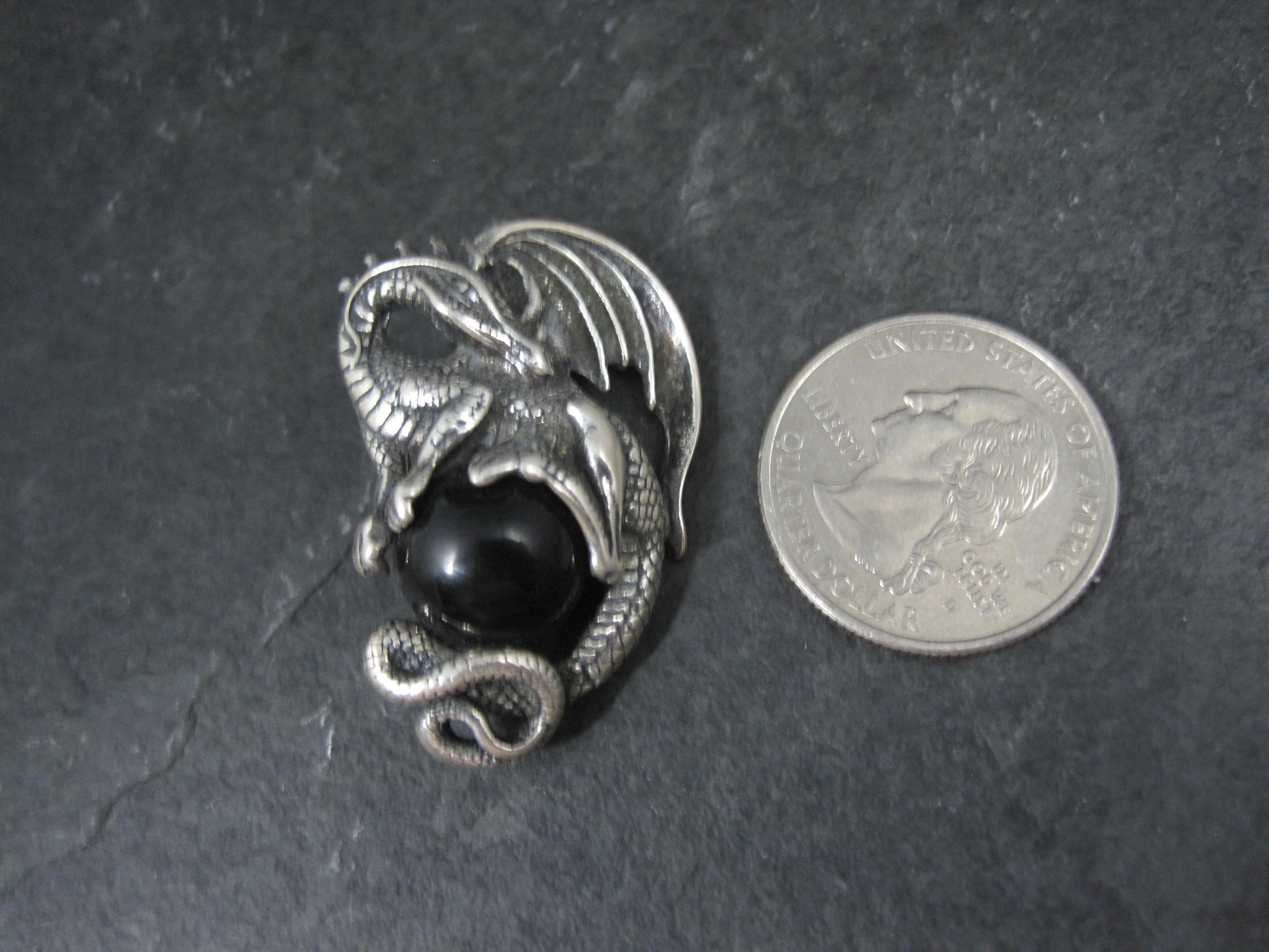 Neogotico Ciondolo Drago d'epoca in argento Sterling 3D Ornato Sfera di Onice Nero in vendita