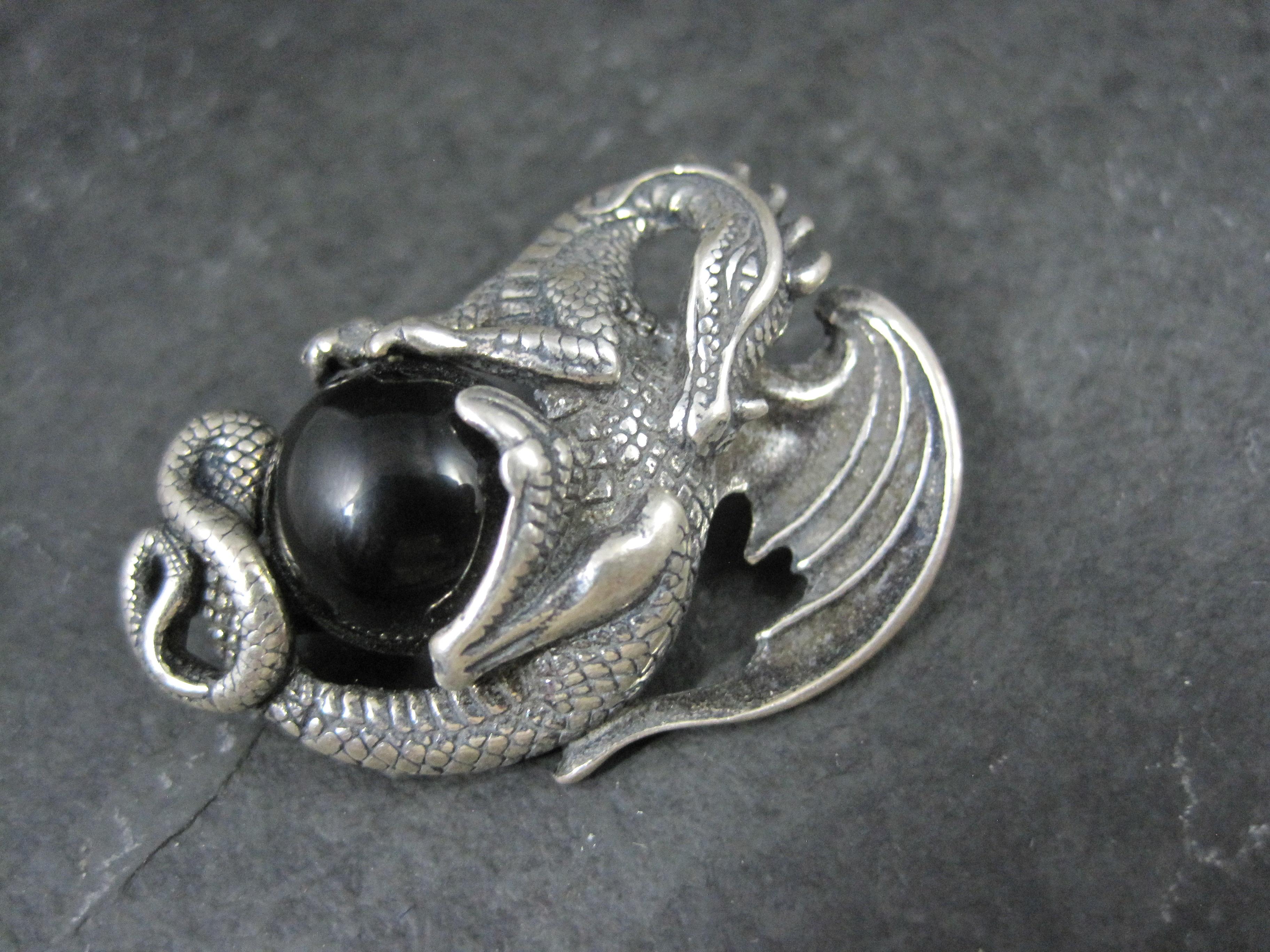 Taglio rotondo Ciondolo Drago d'epoca in argento Sterling 3D Ornato Sfera di Onice Nero in vendita