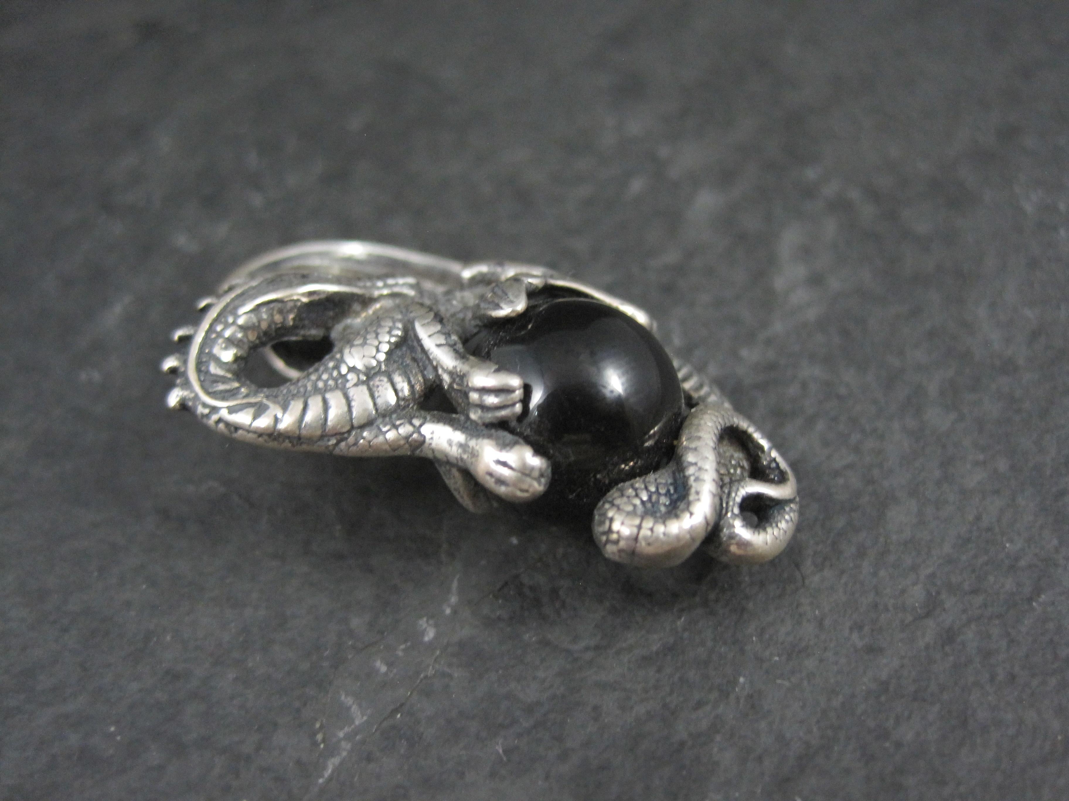 Ciondolo Drago d'epoca in argento Sterling 3D Ornato Sfera di Onice Nero In condizioni ottime in vendita a Webster, SD