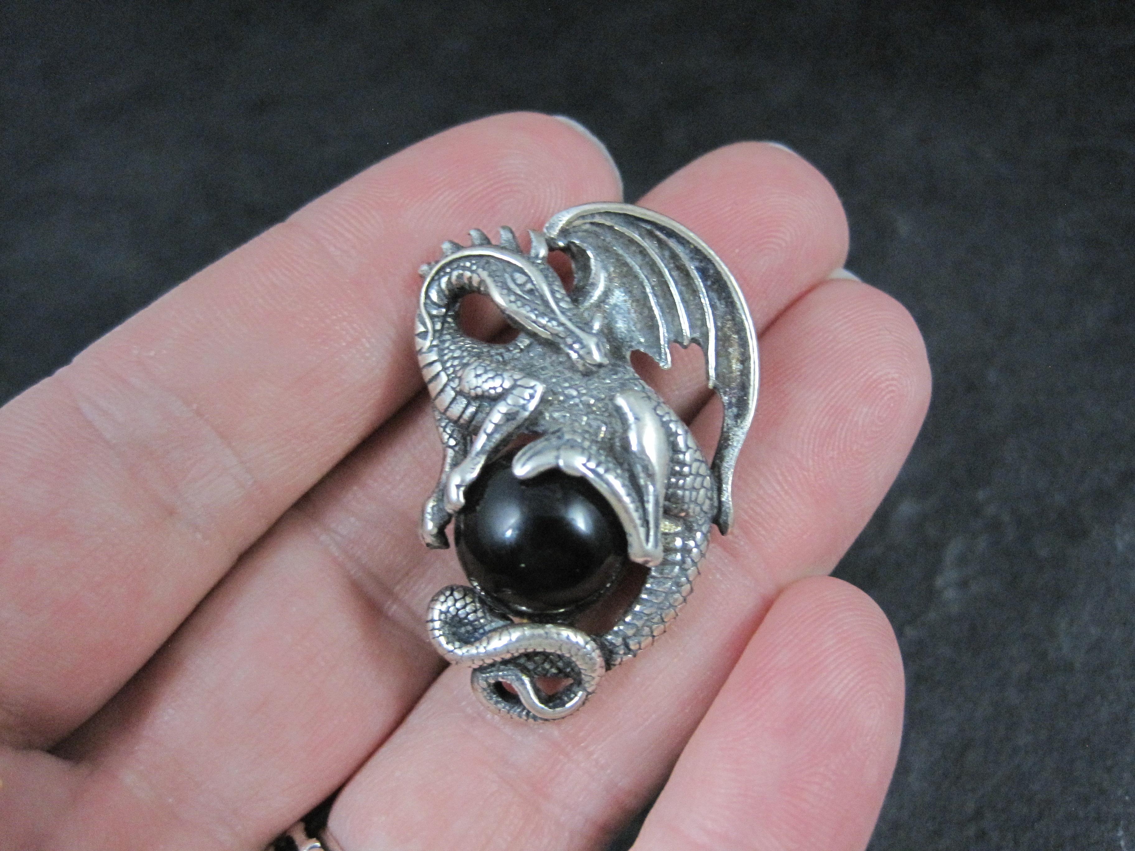 Ciondolo Drago d'epoca in argento Sterling 3D Ornato Sfera di Onice Nero in vendita 2