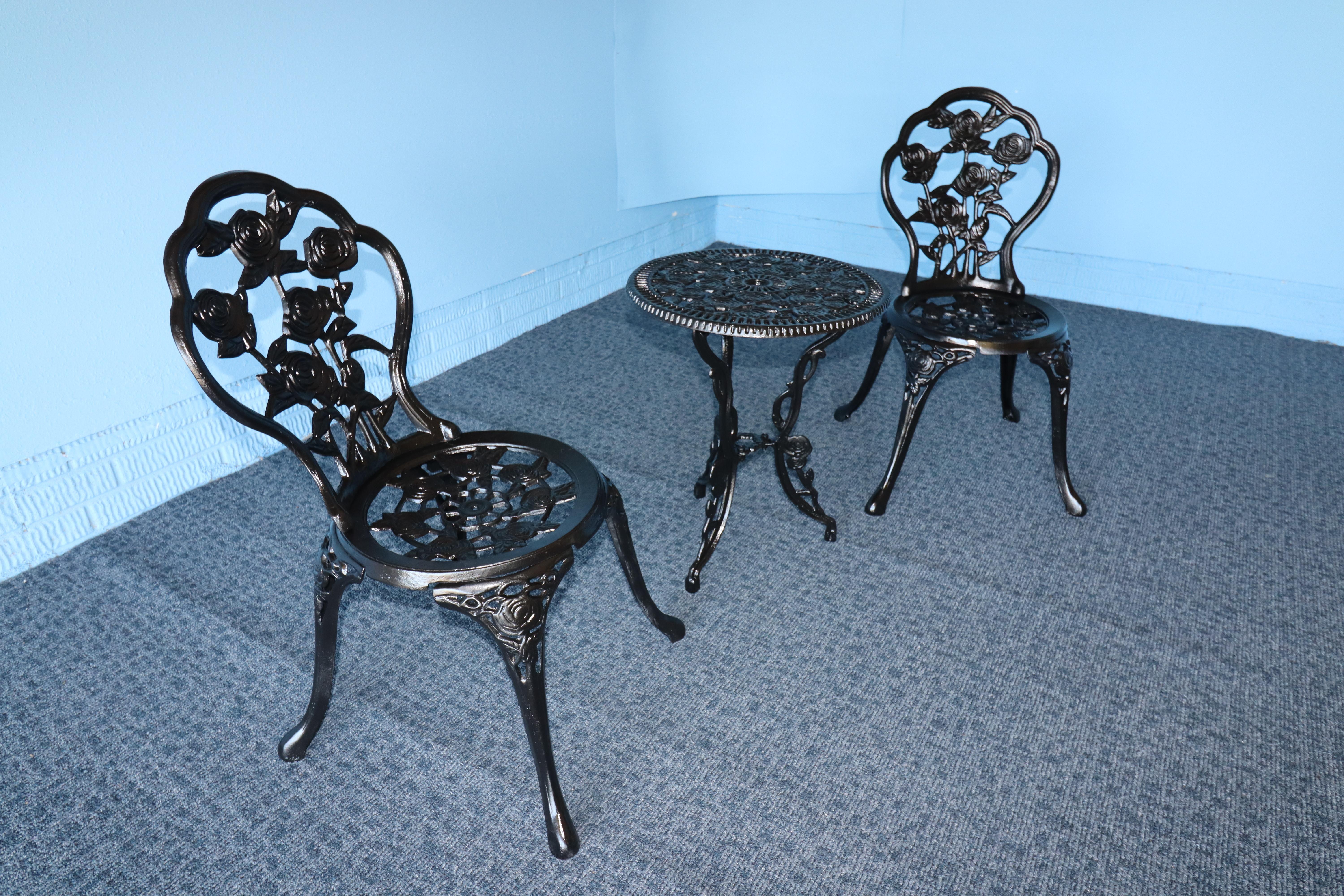 Verziertes und schweres Bistro-Set mit Rosenmotiv aus Gusseisen 2