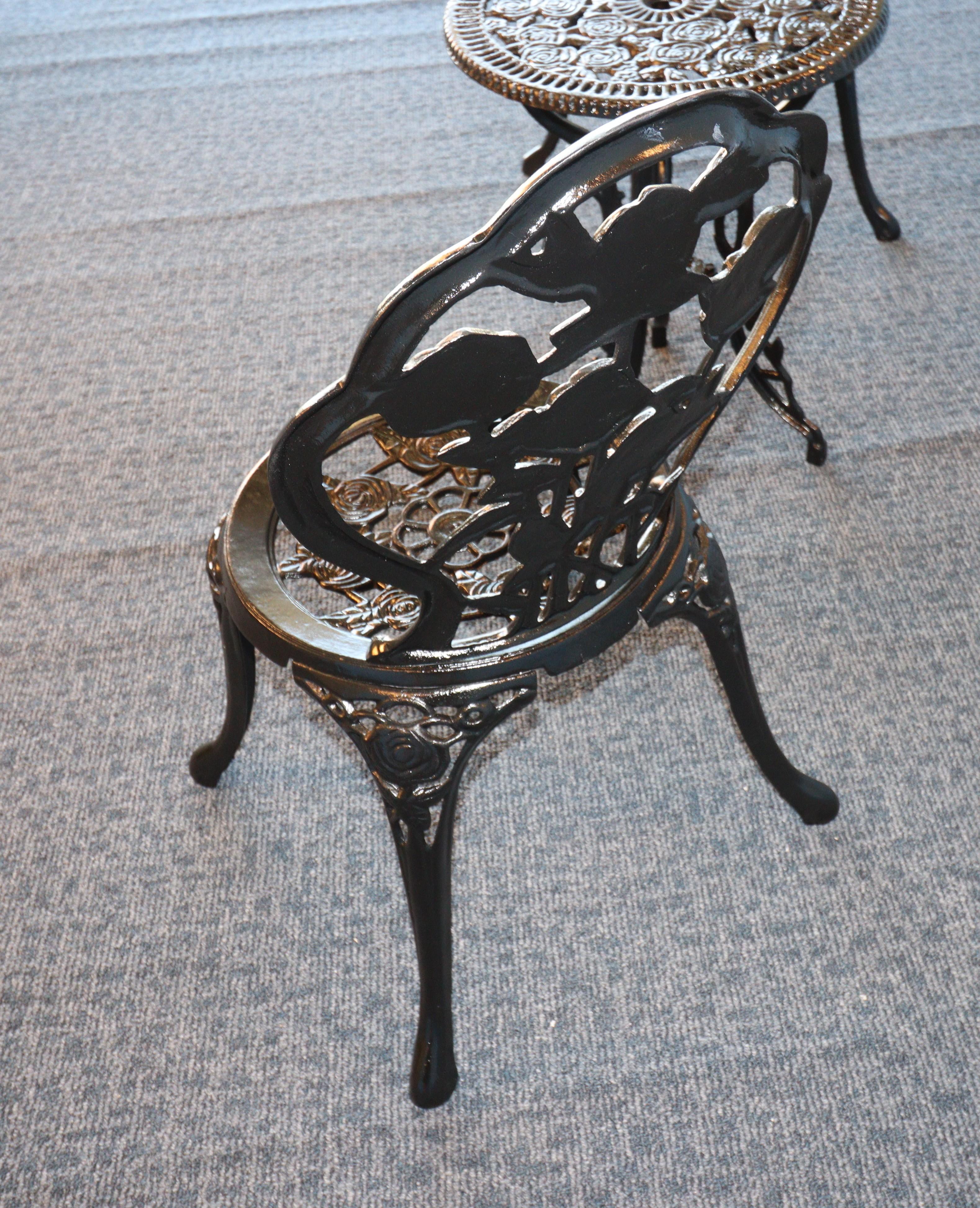 Verziertes und schweres Bistro-Set mit Rosenmotiv aus Gusseisen (Viktorianisch)