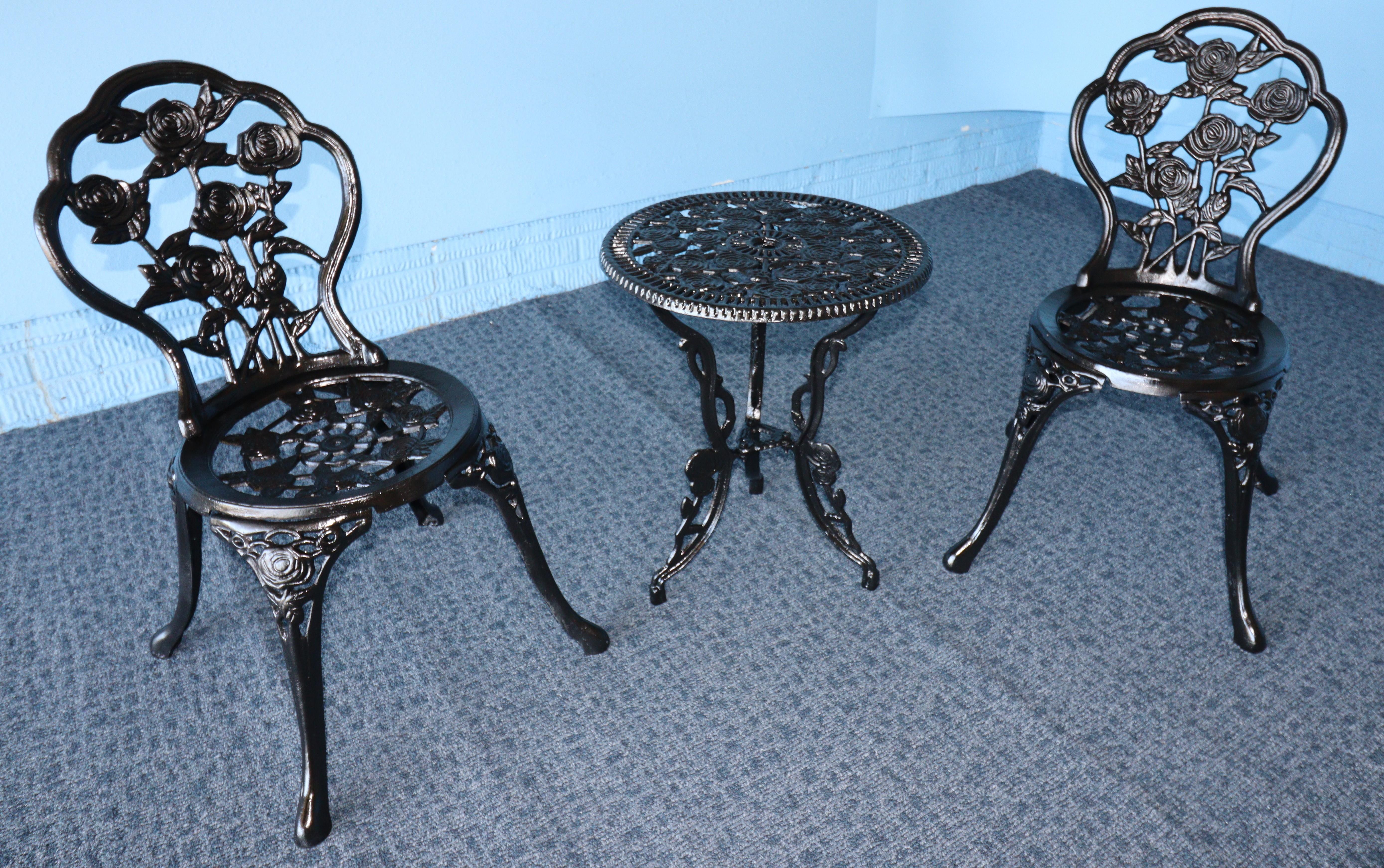 Verziertes und schweres Bistro-Set mit Rosenmotiv aus Gusseisen (amerikanisch)