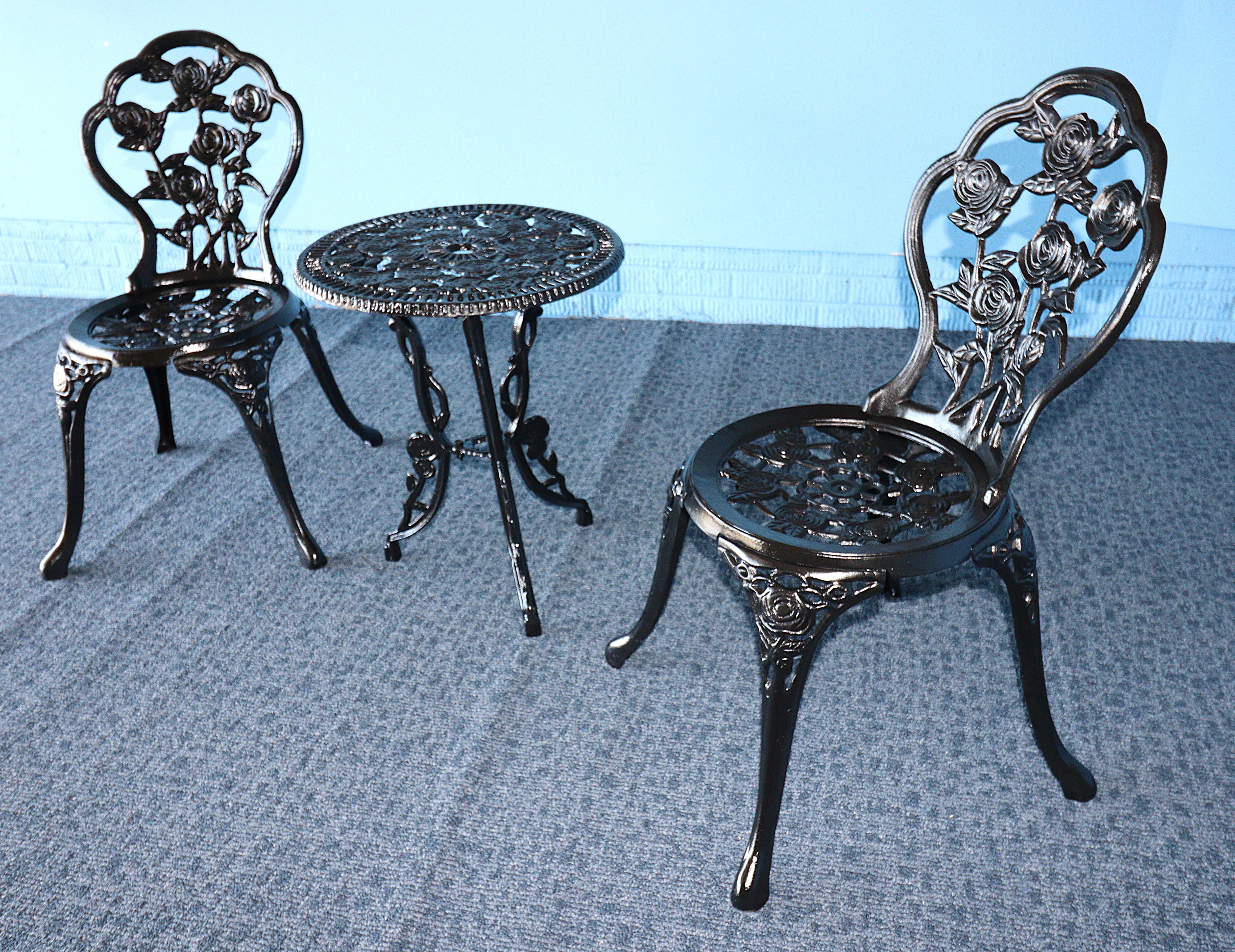 Verziertes und schweres Bistro-Set mit Rosenmotiv aus Gusseisen (Gegossen)