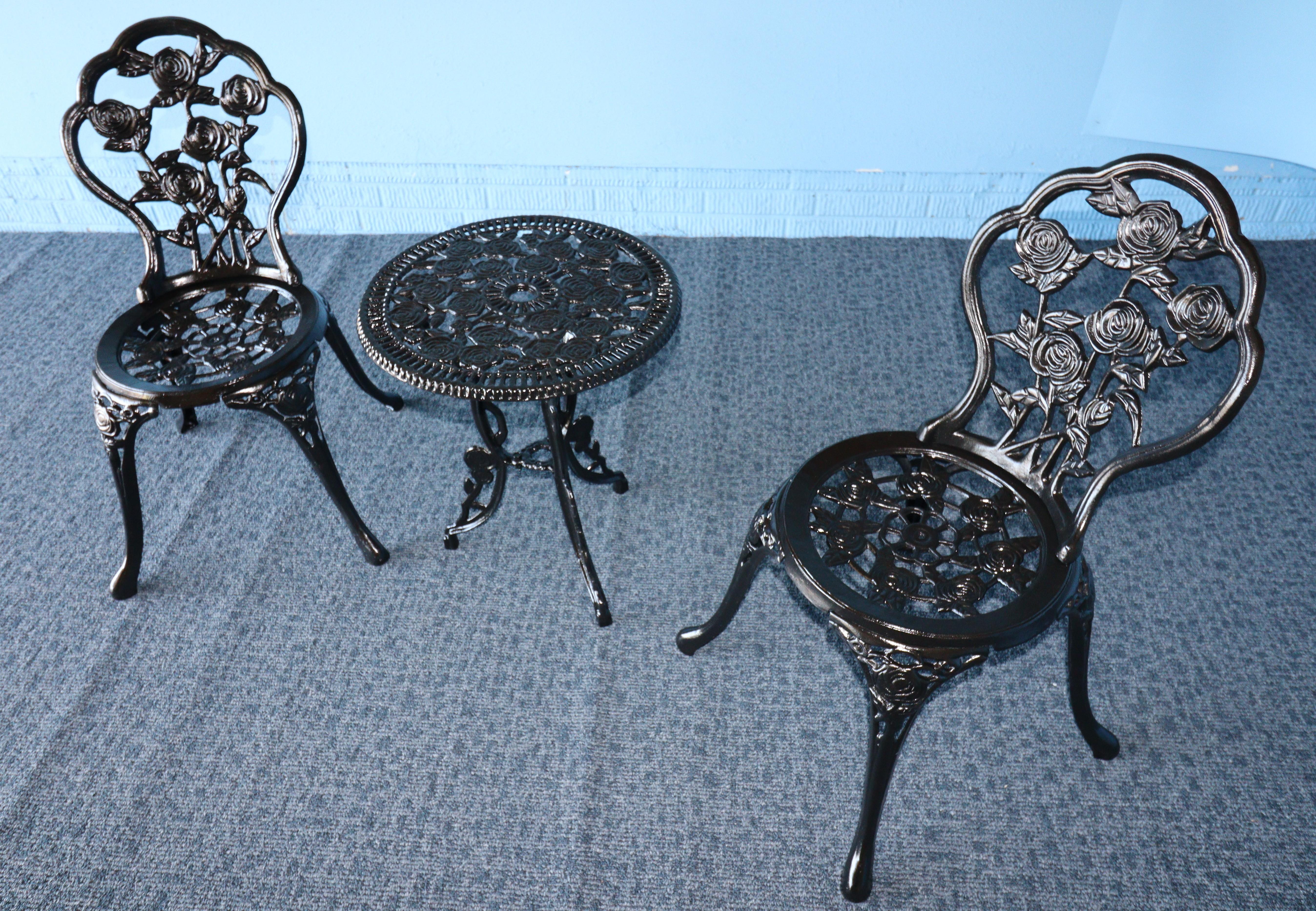 Verziertes und schweres Bistro-Set mit Rosenmotiv aus Gusseisen 1