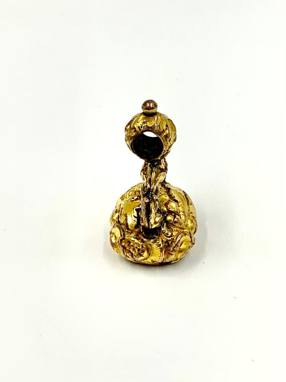 Ciondolo antico georgiano ornato con rose e ghiande, incassato in oro e con sigillo in agata in vendita 4