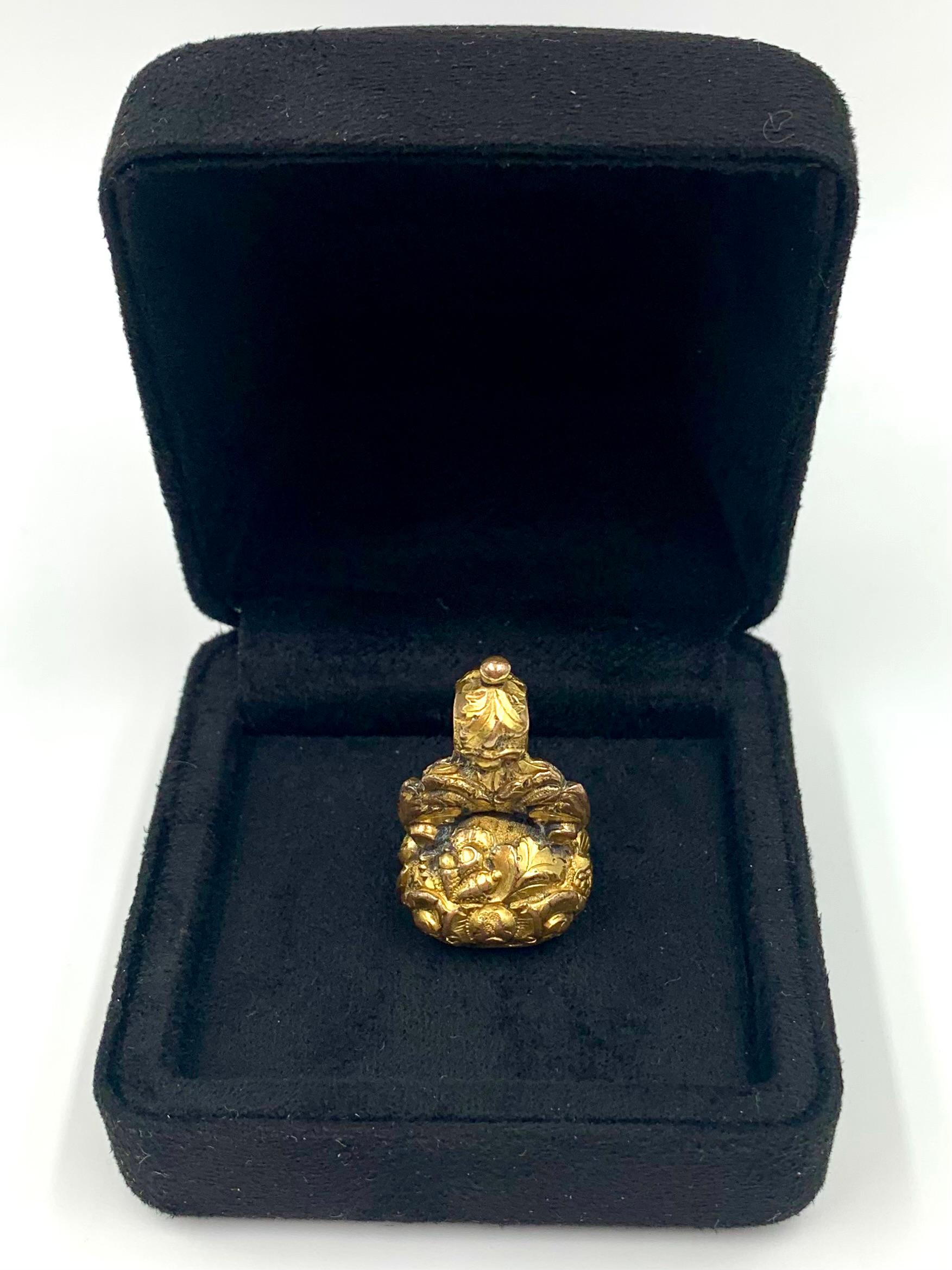 Ciondolo antico georgiano ornato con rose e ghiande, incassato in oro e con sigillo in agata in vendita 5